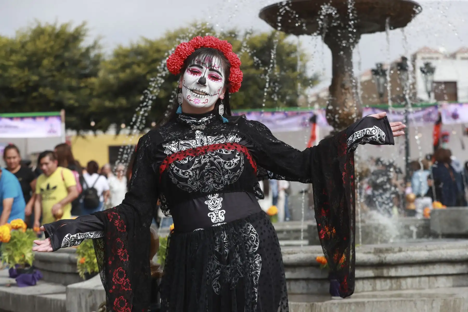 El Festival del Día de los Muertos al estilo de México se celebra en la Plaza Bolívar de Pueblo Libre, donde la tradición mexicana cobra vida con altares, ofrendas, música folklórica y danzas. Los asistentes disfrutan de comida típica como tamales y pan de muerto, celebrando la vida y el legado de los seres queridos en un ambiente lleno de color y cultura. Foto: ANDINA/Lino Chipana Obregón