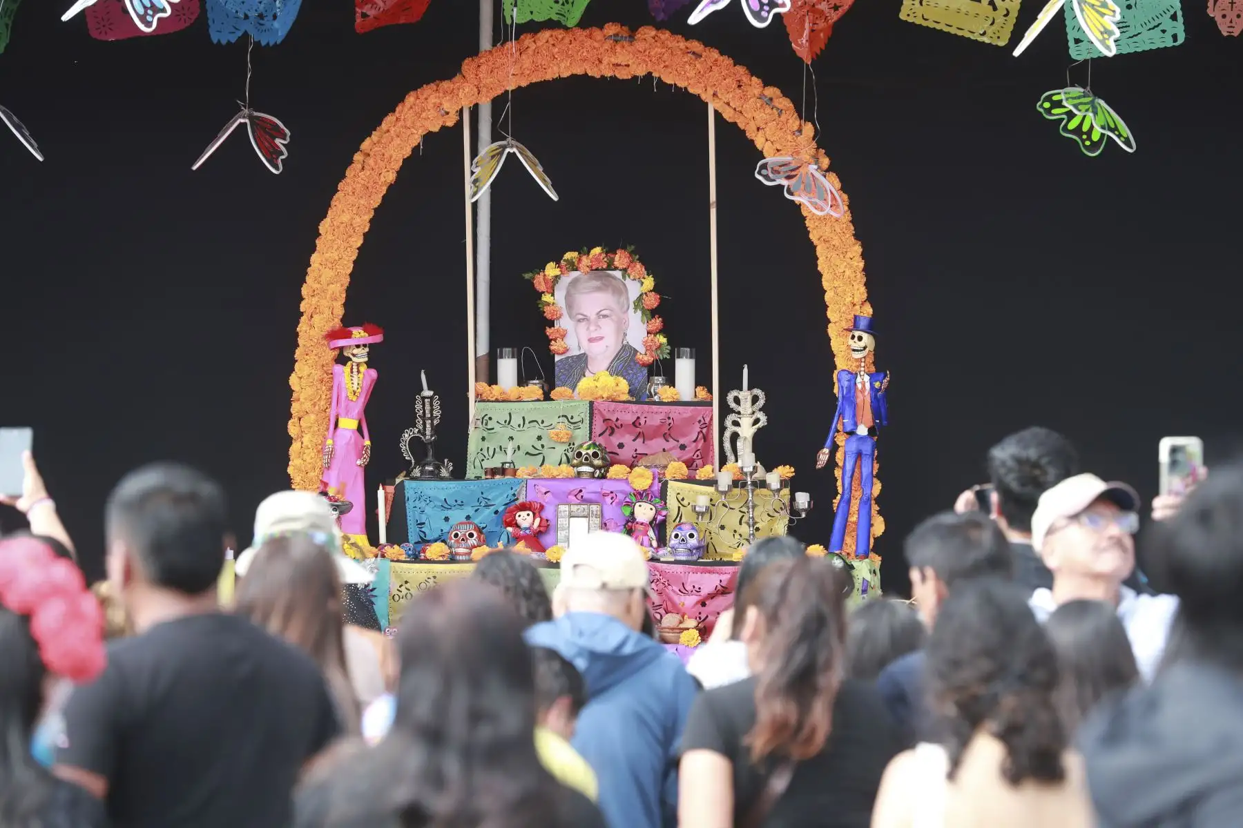 El Festival del Día de los Muertos al estilo de México se celebra en la Plaza Bolívar de Pueblo Libre, donde la tradición mexicana cobra vida con altares, ofrendas, música folklórica y danzas. Los asistentes disfrutan de comida típica como tamales y pan de muerto, celebrando la vida y el legado de los seres queridos en un ambiente lleno de color y cultura. Foto: ANDINA/Lino Chipana Obregón