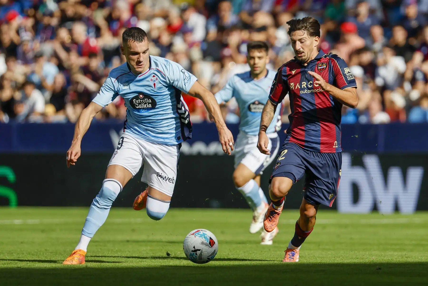 El delantero del Celta de Vigo Ferran Jutglà (i) lucha por el balón con el centrocampista Unai Vencedor (d), del Levante, durante el partido correspondiente a la undécima jornada de LaLiga EA Sports disputado este domingo en el Ciutat de València.  Foto: ANDINA/EFE