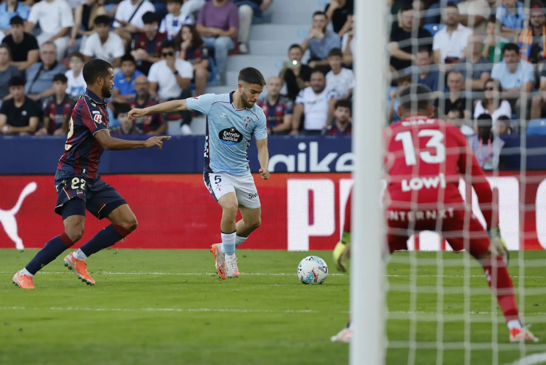El defensa del Celta de Vigo Sergio Carreira el defensa Jeremy Toljan y el portero Mathew Ryan, del Levante, durante el partido correspondiente a la undécima jornada de LaLiga EA Sports disputado este domingo en el Ciutat de València.
Foto: ANDINA/ EFE