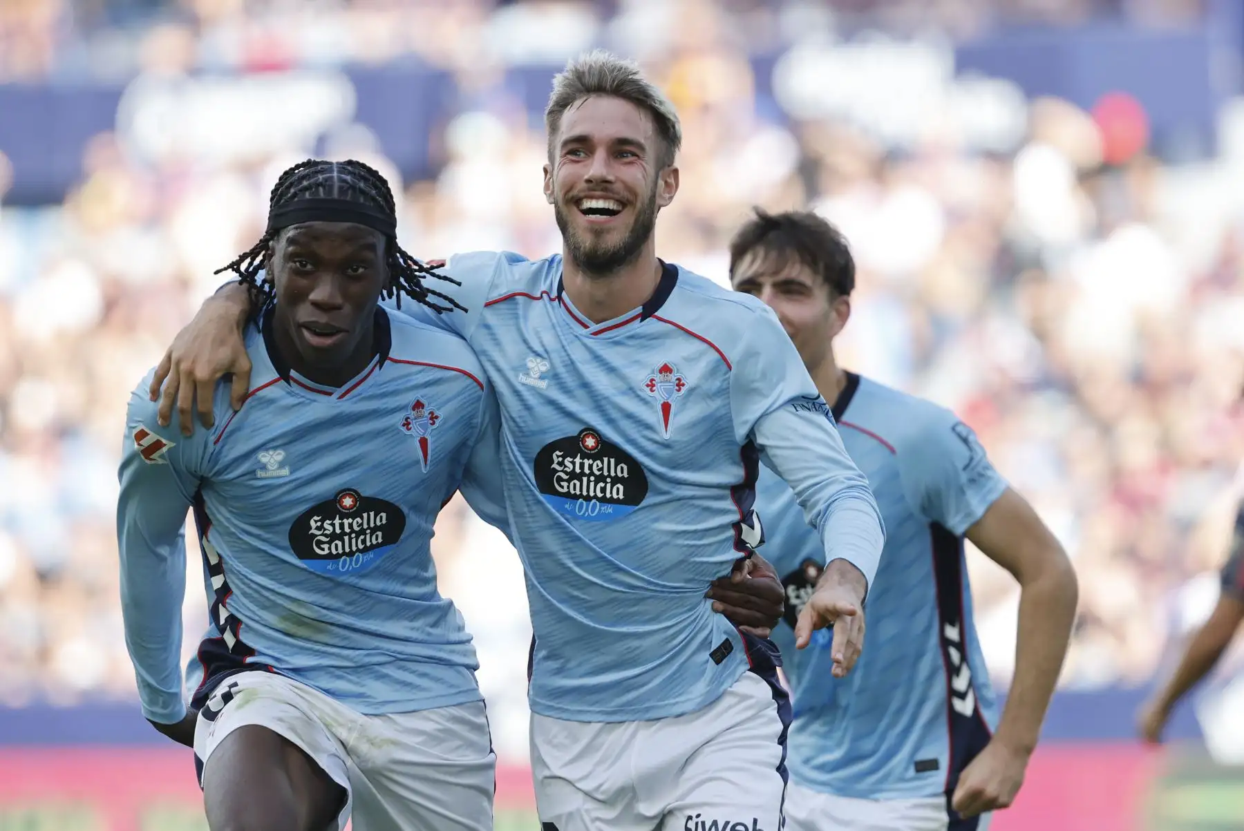 El defensa del Celta de Vigo Óscar Mingueza  celebra con su compañero Ilaix Moriba tras marcarle un gol al Levante, durante el partido correspondiente a la undécima jornada de LaLiga EA Sports disputado este domingo en el Ciutat de València. Foto: ANDINA/EFE