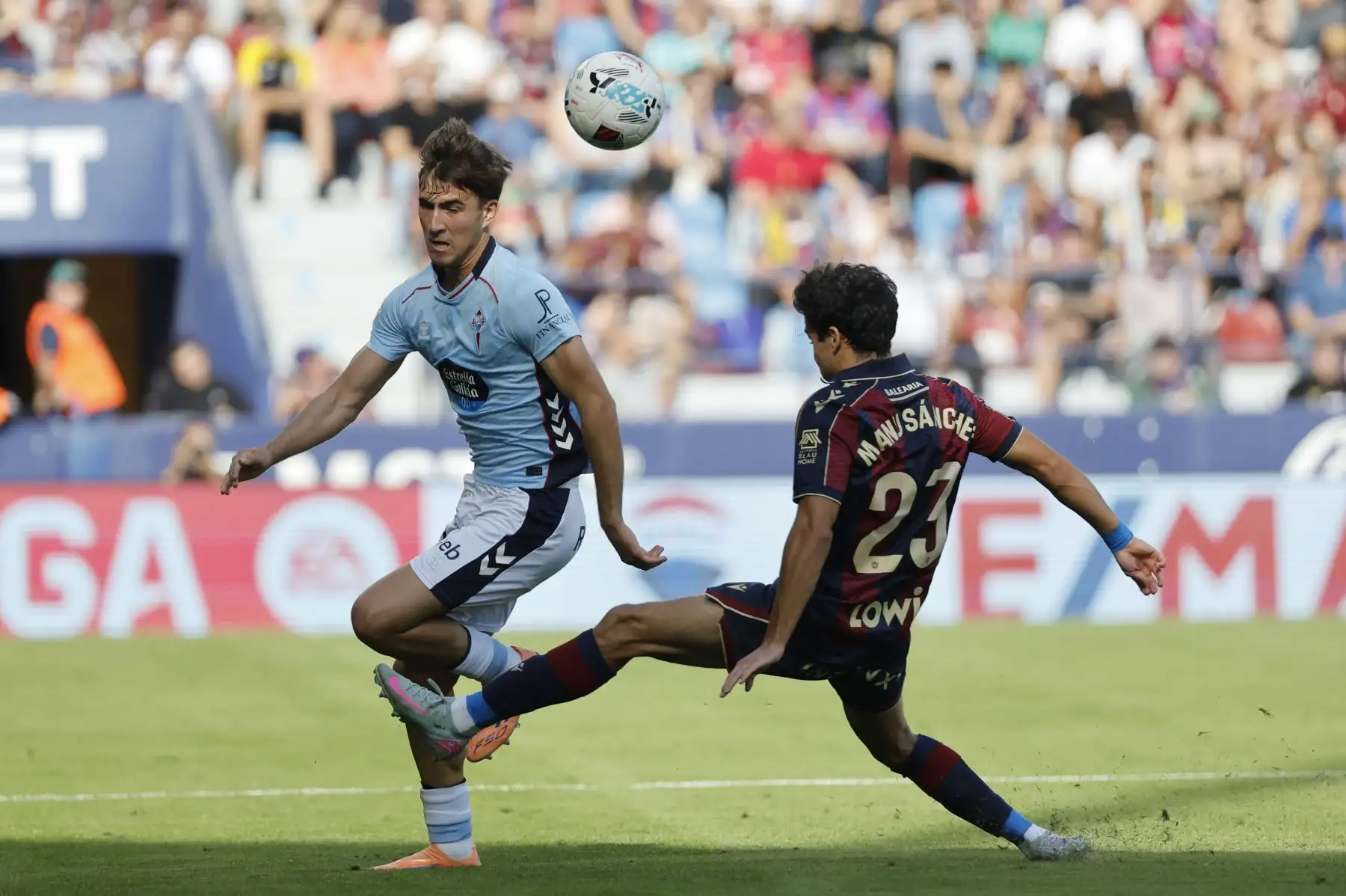El defensa del Celta de Vigo Javi Rodríguez lucha por el balón con el defensa Manu Sánchez, del Levante, durante el partido correspondiente a la undécima jornada de LaLiga EA Sports disputado este domingo en el Ciutat de València.
Foto: ANDINA/ EFE