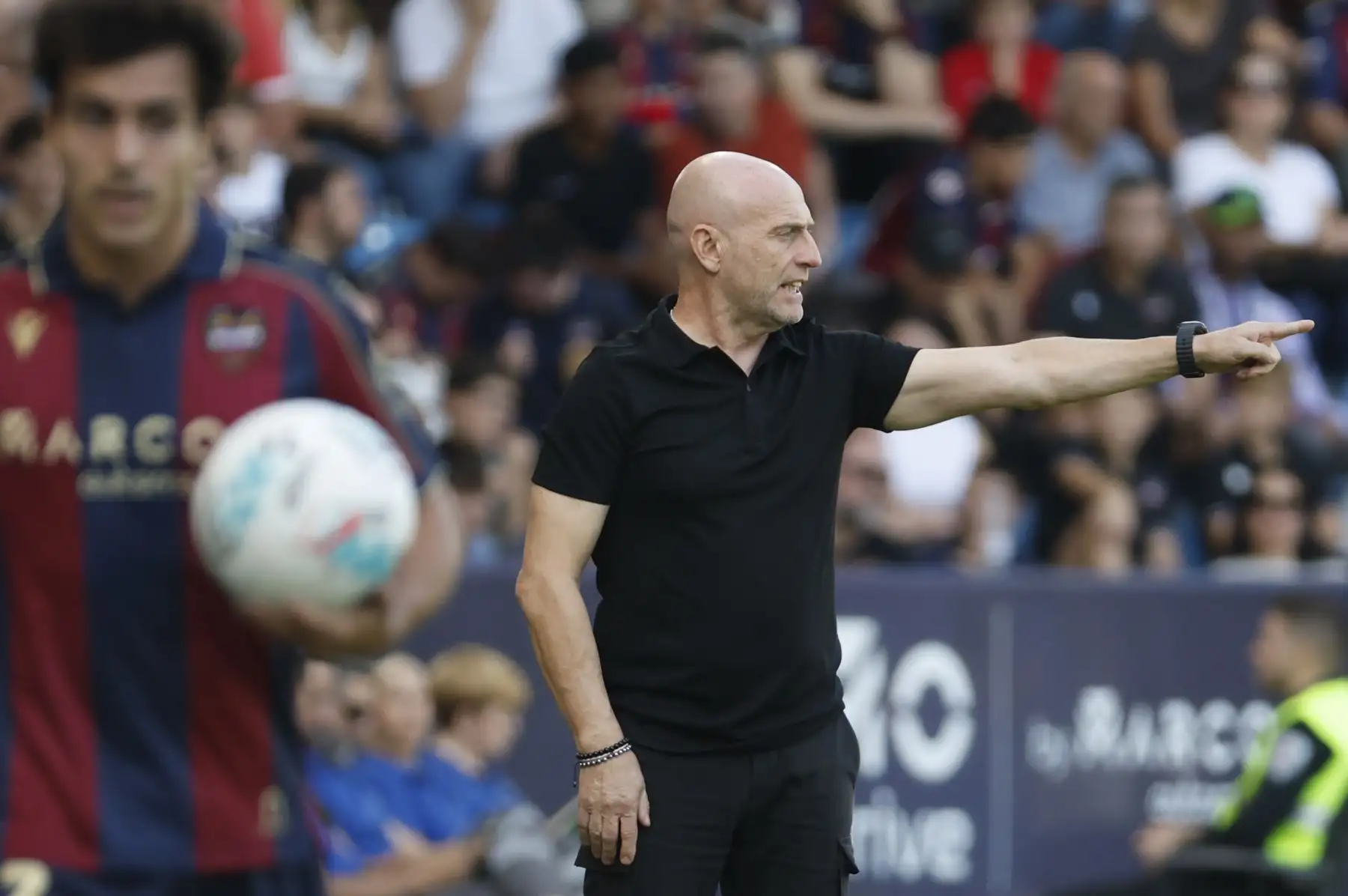 El entrenador del Levante, Julián Calero, da instrucciones a sus jugadores contra el Celta de Vigo durante el partido correspondiente a la undécima jornada de LaLiga EA Sports disputado este domingo en el Ciutat de València. 
Foto: ANDINA/ EFE