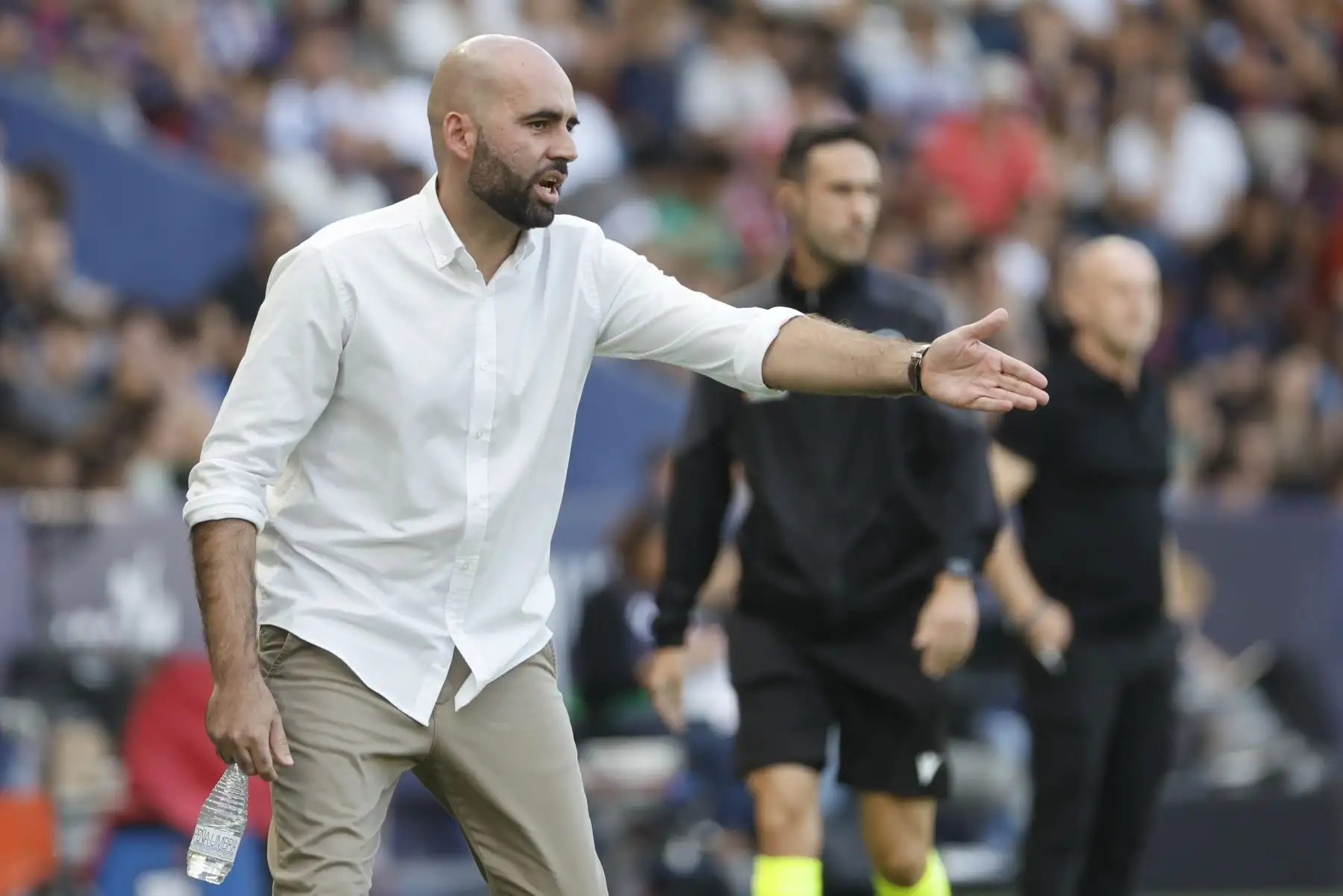 El entrenador del Celta de Vigo Claudio Giráldez da instrucciones a sus jugadores contra el Levante durante el partido correspondiente a la undécima jornada de LaLiga EA Sports disputado este domingo en el Ciutat de València. Foto: ANDINA/EFE