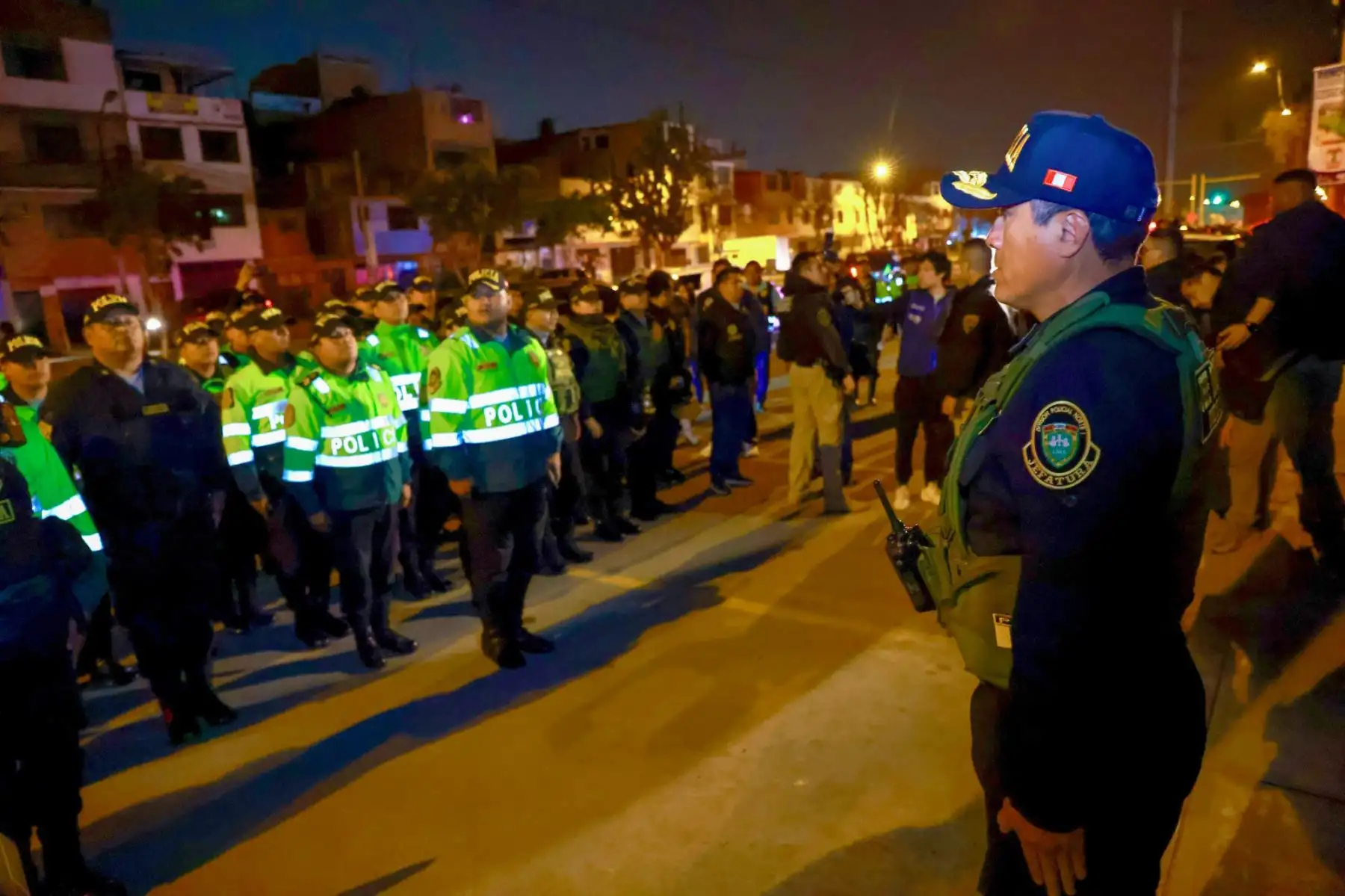 El presidente de la república, José Jerí, supervisó el despliegue de las fuerzas combinadas durante un operativo de control de identidad, patrullaje e intervención estratégica en San Martin de Porres. Además, el mandatario inspeccionó la central de monitoreo y videovigilancia del distrito, junto con el alcalde Hernán Sifuentes.
Foto: ANDINA/Prensa Presidencia
