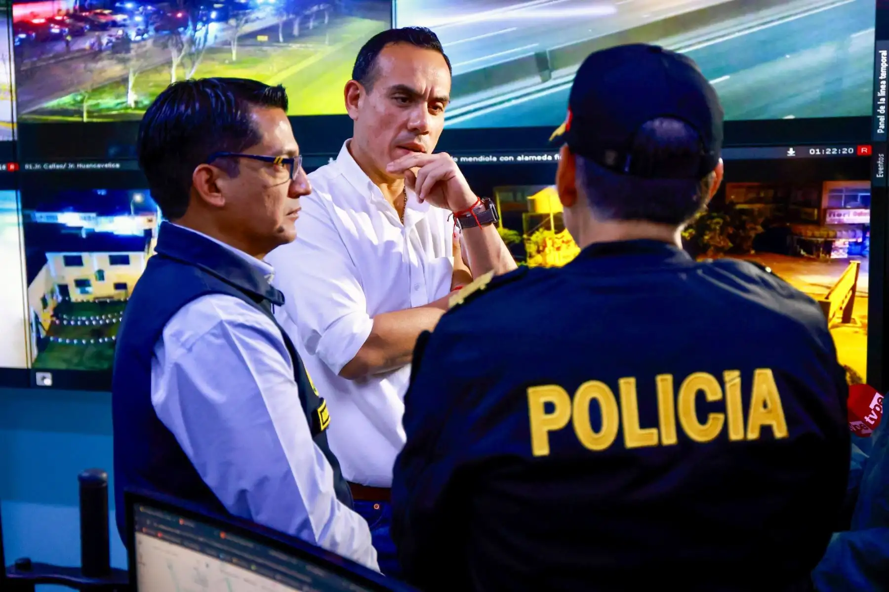 El presidente de la república, José Jerí, supervisó el despliegue de las fuerzas combinadas durante un operativo de control de identidad, patrullaje e intervención estratégica en San Martin de Porres. Además, el mandatario inspeccionó la central de monitoreo y videovigilancia del distrito, junto con el alcalde Hernán Sifuentes.
Foto: ANDINA/Prensa Presidencia