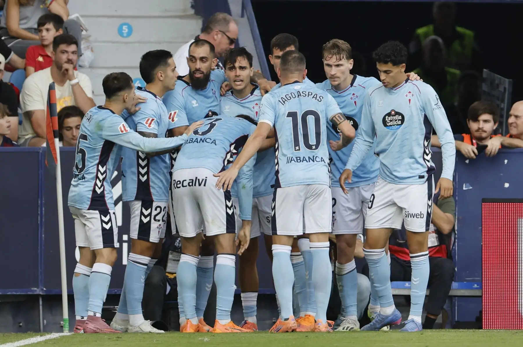 Los jugadores del Celta celebran su segundo gol durante el partido ante el Levante correspondiente a la undécima jornada de LaLiga EA Sports disputado este domingo en el Ciutat de València. Foto: ANDINA/ EFE