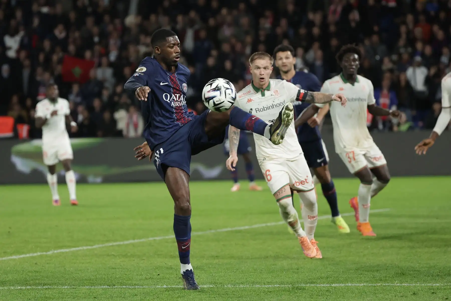 Ousmane Dembélé del PSG en acción durante el partido de la Ligue 1 francesa entre el Paris Saint-Germain FC y el OGC Niza, en París. Foto: ANDINA/EFE