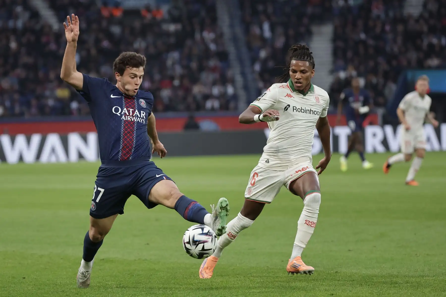 Joao Neves del PSG e Hicham Boudaoui del Niza en acción durante el partido de la Ligue 1 francesa entre el Paris Saint-Germain FC y el OGC Niza, en París, Francia. 
Foto: ANDINA/EFE
