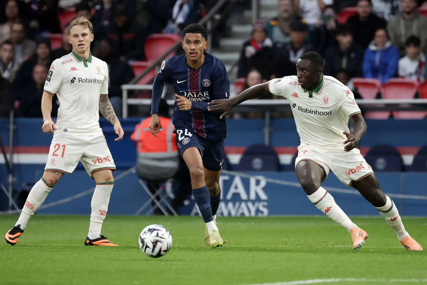 Senny Mayulu  del PSG y Antoine Mendy  e Isak Jansson  del Niza en acción durante el partido de la Ligue 1 francesa entre el Paris Saint-Germain FC y el OGC Niza, en París, Francia. 
Foto: ANDINA/ EFE