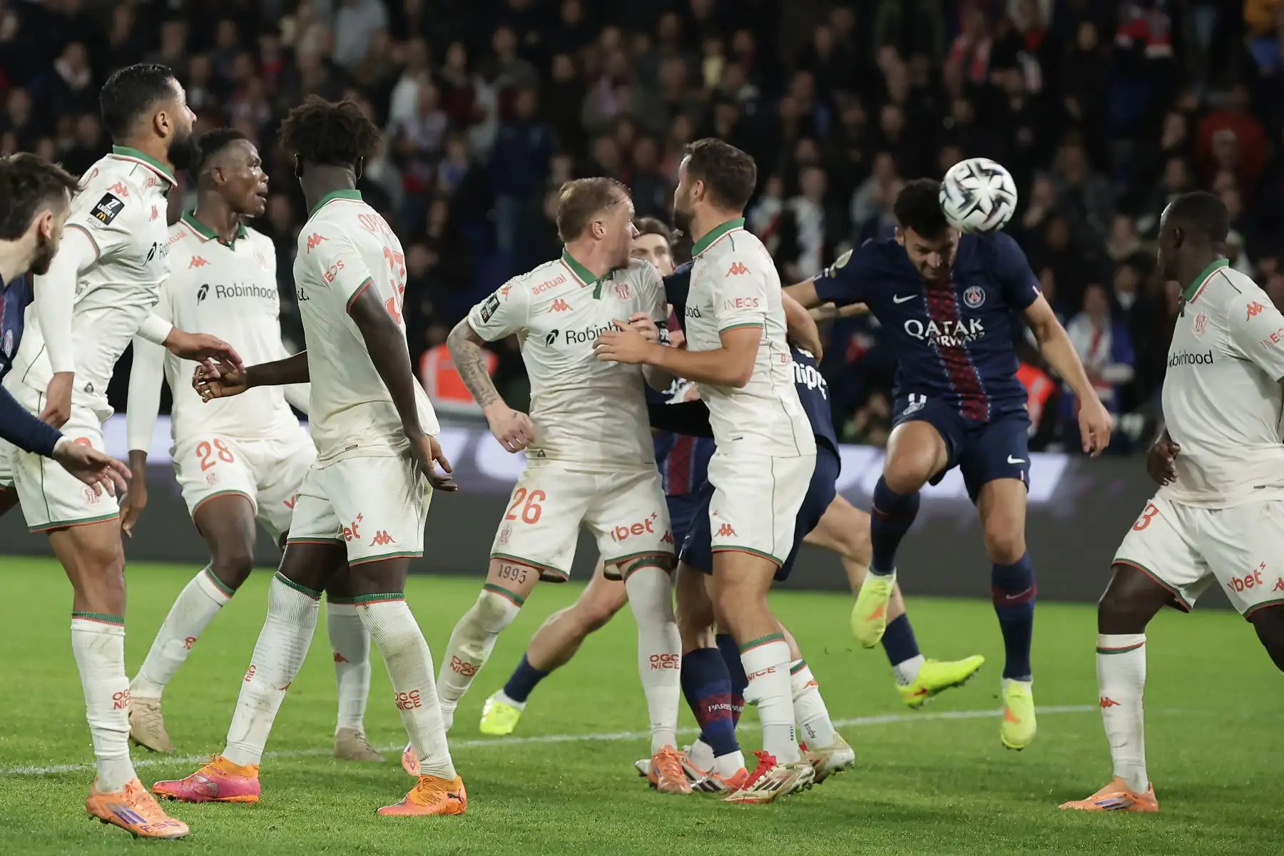 Gonçalo Ramos del PSG anota el gol del 1-0 durante el partido de la Ligue 1 francesa entre el Paris Saint-Germain FC y el OGC Niza, en París, Francia. Foto: ANDINA/EFE