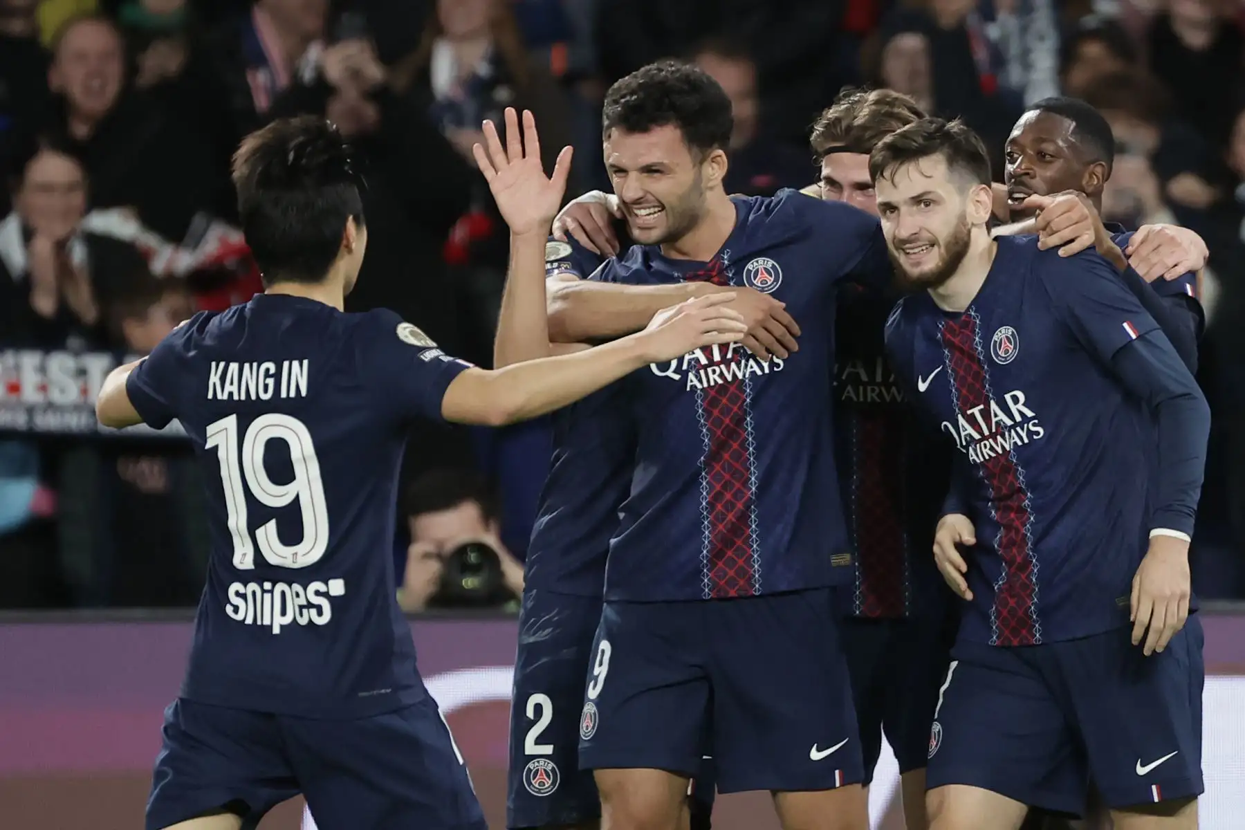 Gonçalo Ramos del PSG celebra con sus compañeros tras marcar el gol del 1-0 durante el partido de la Ligue 1 francesa entre el Paris Saint-Germain FC y el OGC Niza, en París, Francia. Foto: ANDINA/ EFE