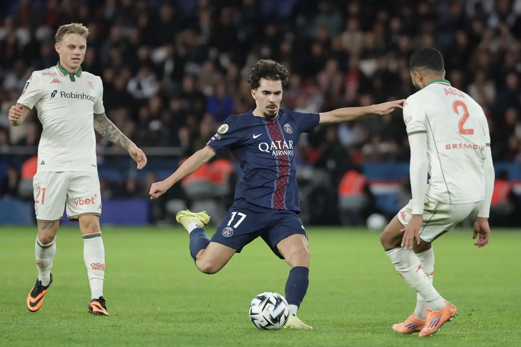 Vitinha, jugador del PSG, en acción durante el partido de la Ligue 1 francesa entre el Paris Saint-Germain FC y el OGC Nice, en París, Francia. Foto: ANDINA/EFE
