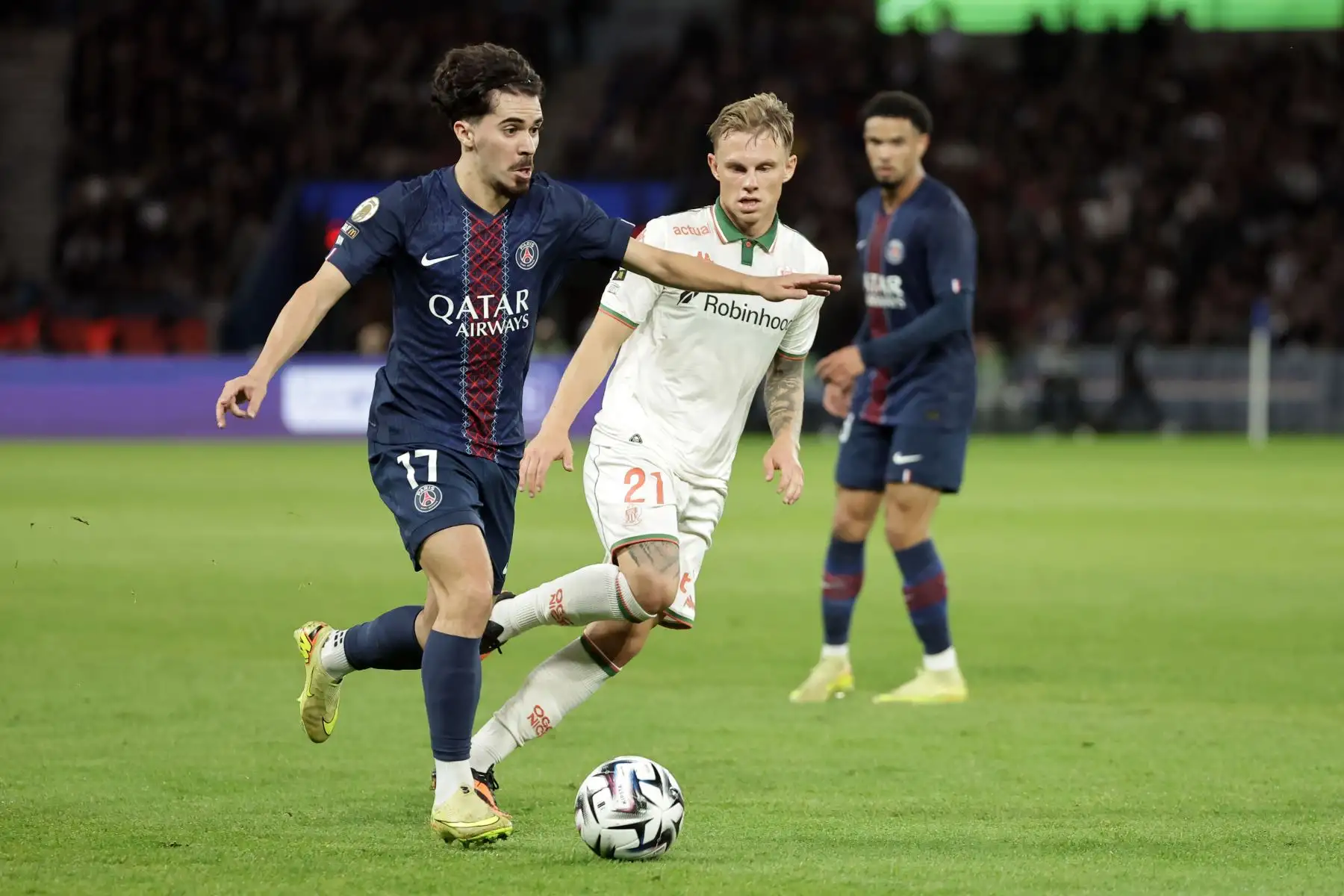 Vitinha del PSG e Isak Jansson del Niza en acción durante el partido de la Ligue 1 francesa entre el Paris Saint-Germain FC y el OGC Niza, en París, Francia. Foto: ANDINA/EFE