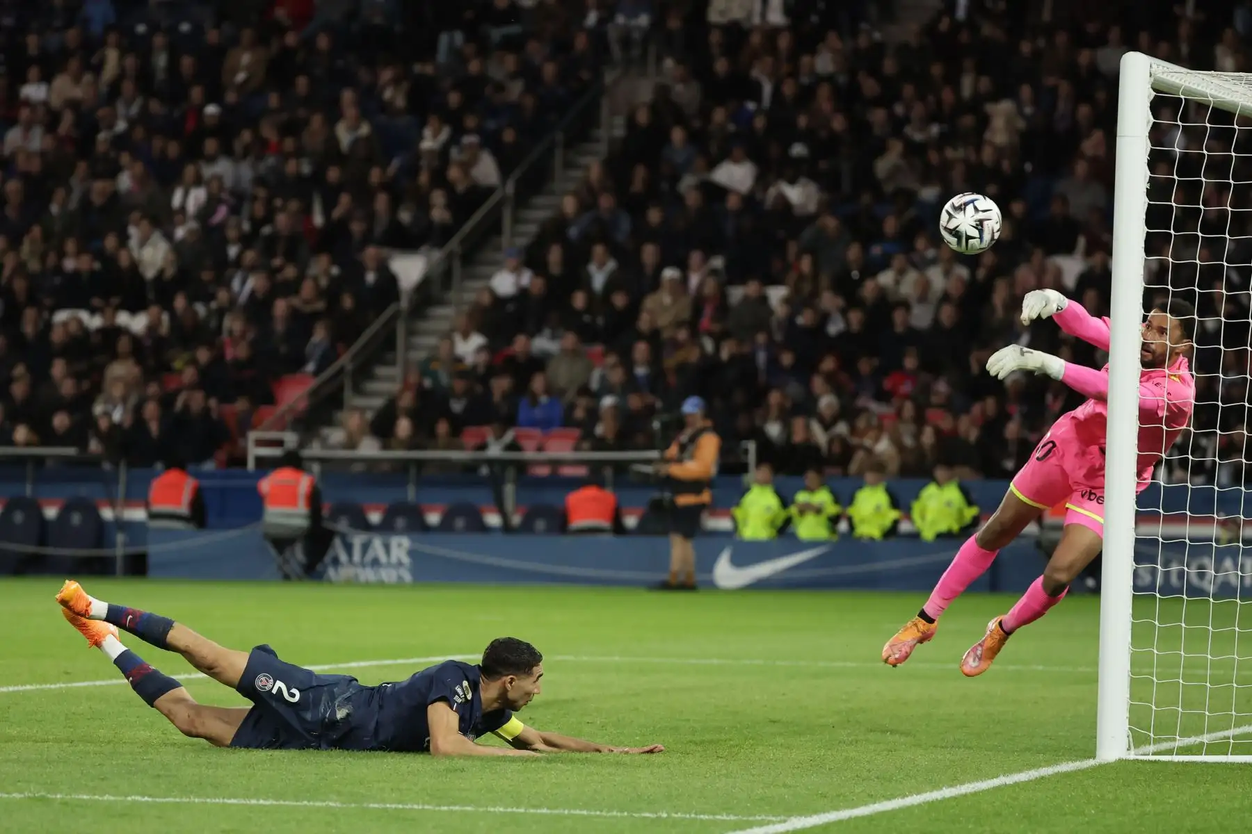 Achraf Hakimi del PSG y el portero del Niza, Yehvann Diouf, en acción durante el partido de la Ligue 1 francesa entre el Paris Saint-Germain FC y el OGC Niza, en París, Francia.Foto: ANDINA/ EFE
