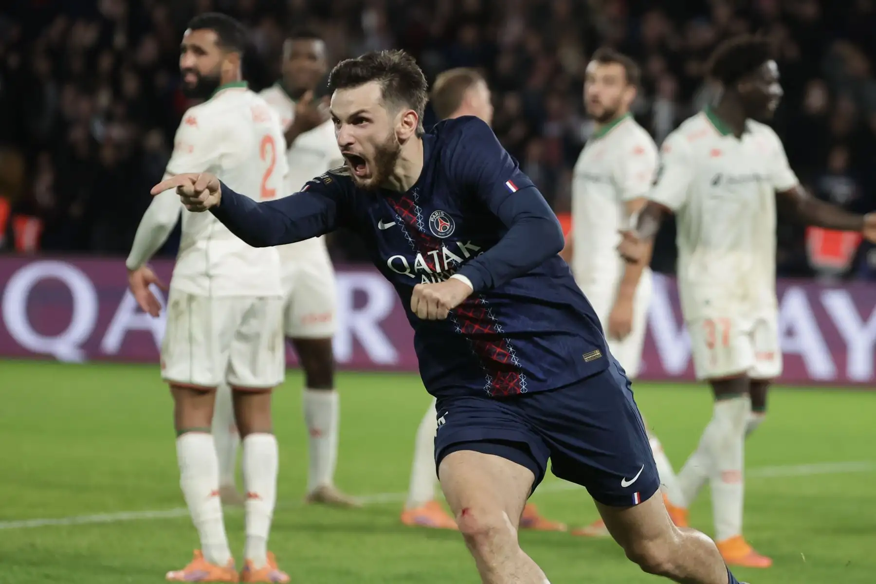 Khvicha Kvaratskhelia, del PSG, gesticula durante el partido de la Ligue 1 francesa entre el Paris Saint-Germain FC y el OGC Nice, en París, Francia. Foto: ANDINA/EFE