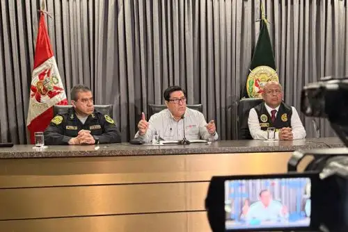 El coronel PNP Revoredo (a la derecha) asume liderazgo de la División de Investigación de Extorsiones. Foto: ANDINA/Mininter