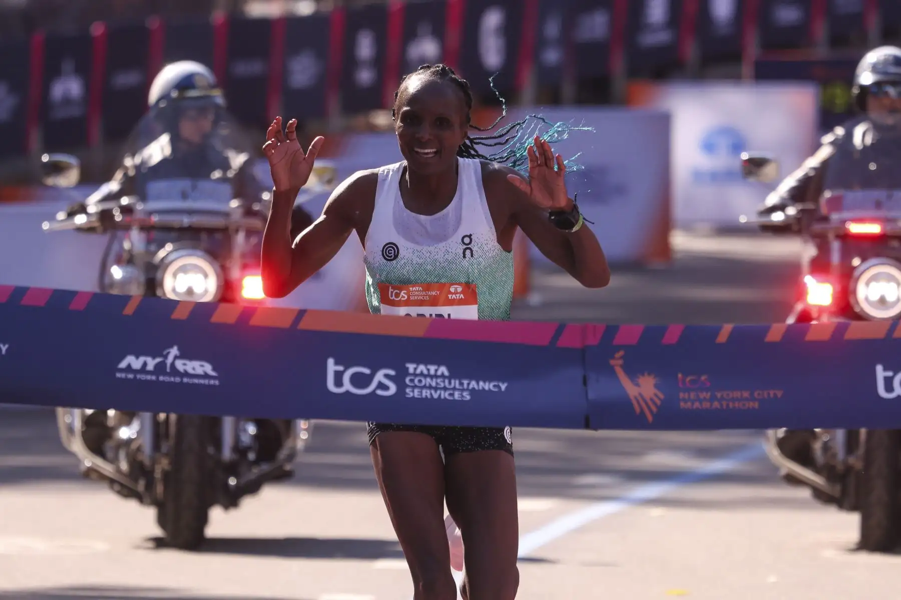 Hellen Obiri, de Kenia, cruza la meta y se alza con el primer puesto en la categoría femenina profesional abierta del Maratón TCS de Nueva York 2025, celebrado en Central Park, Nueva York, Estados Unidos. Foto: ANDINA/EFE