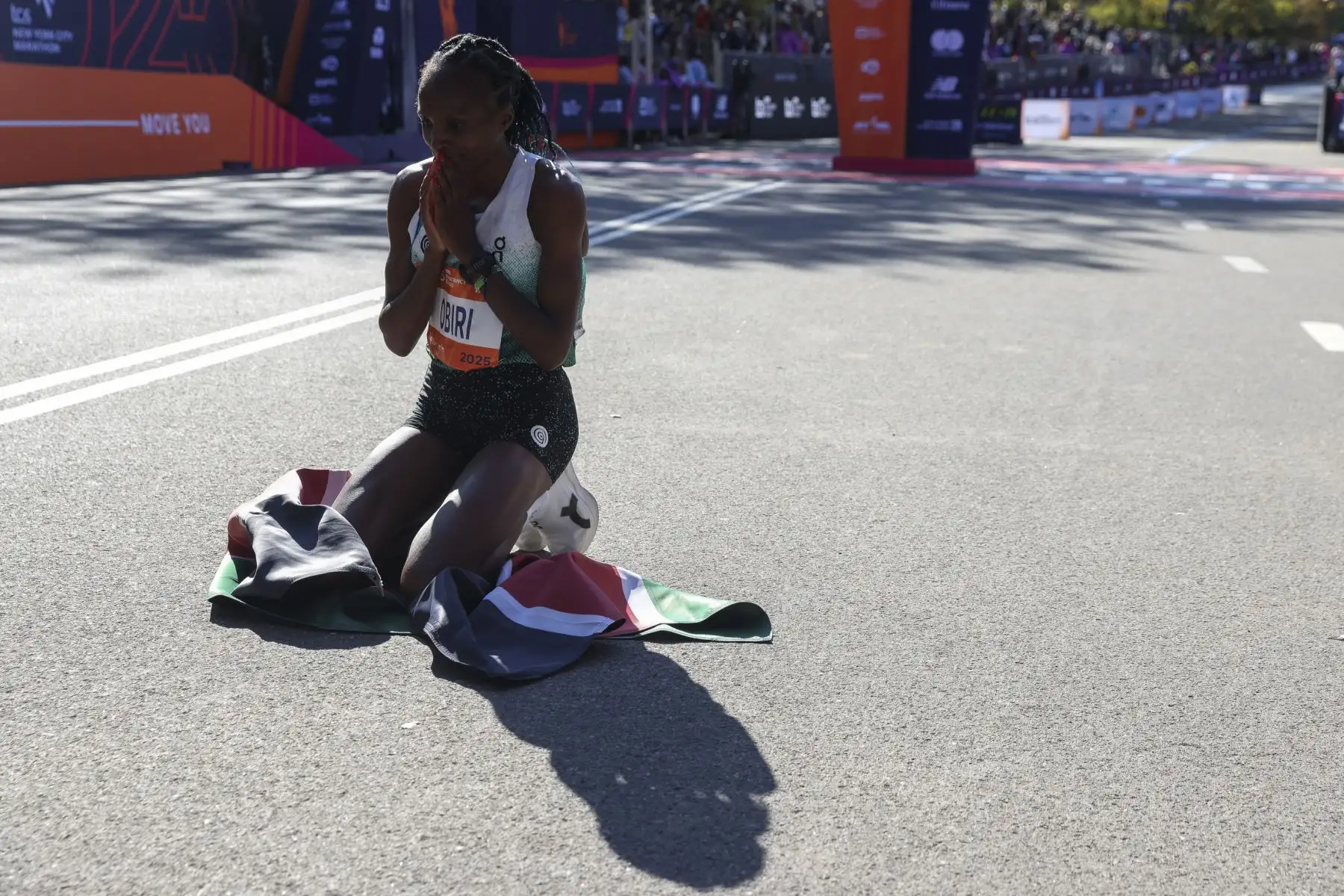 Hellen Obiri de Kenia reacciona al quedar primero en la División Abierta Pro Femenina del TCS New York City Marathon 2025 en Central Park en Nueva York. Foto: ANDINA/EFE