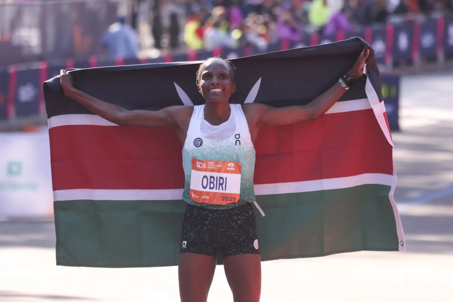 Hellen Obiri, de Kenia, posa para una foto tras quedar primera en la División Abierta Profesional Femenina del Maratón de la Ciudad de Nueva York TCS 2025 en Central Park, Nueva York. Foto: ANDINA/EFE