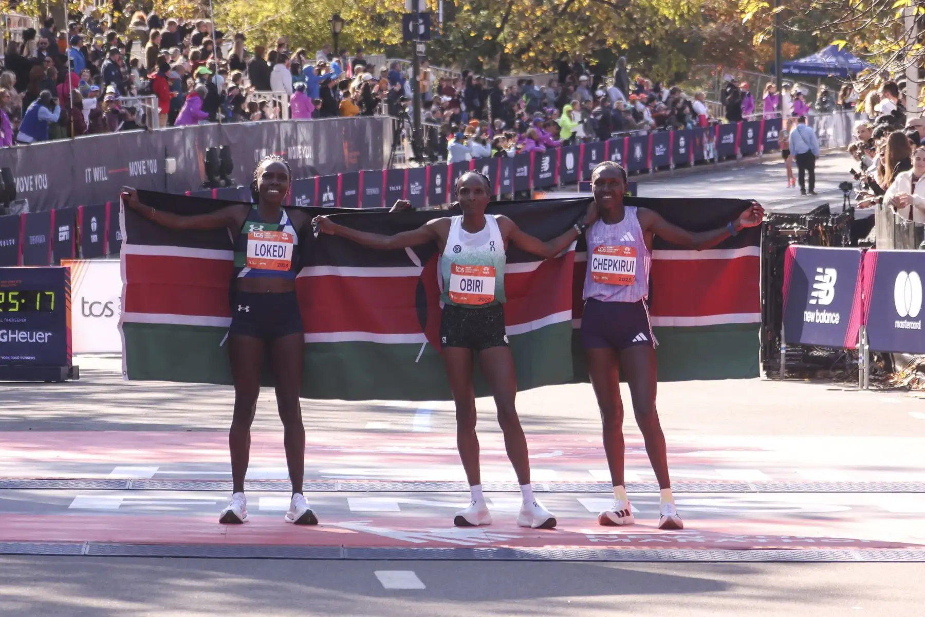 Sharon Lokedi de Kenia, Hellen Obiri de Kenia y Sheila Chepkirui de Kenia posan para una fotografía después de quedar entre los tres primeros en la División Abierta Pro Femenina del TCS New York City Marathon 2025 en Central Park en Nueva York. Foto: ANDINA/EFE