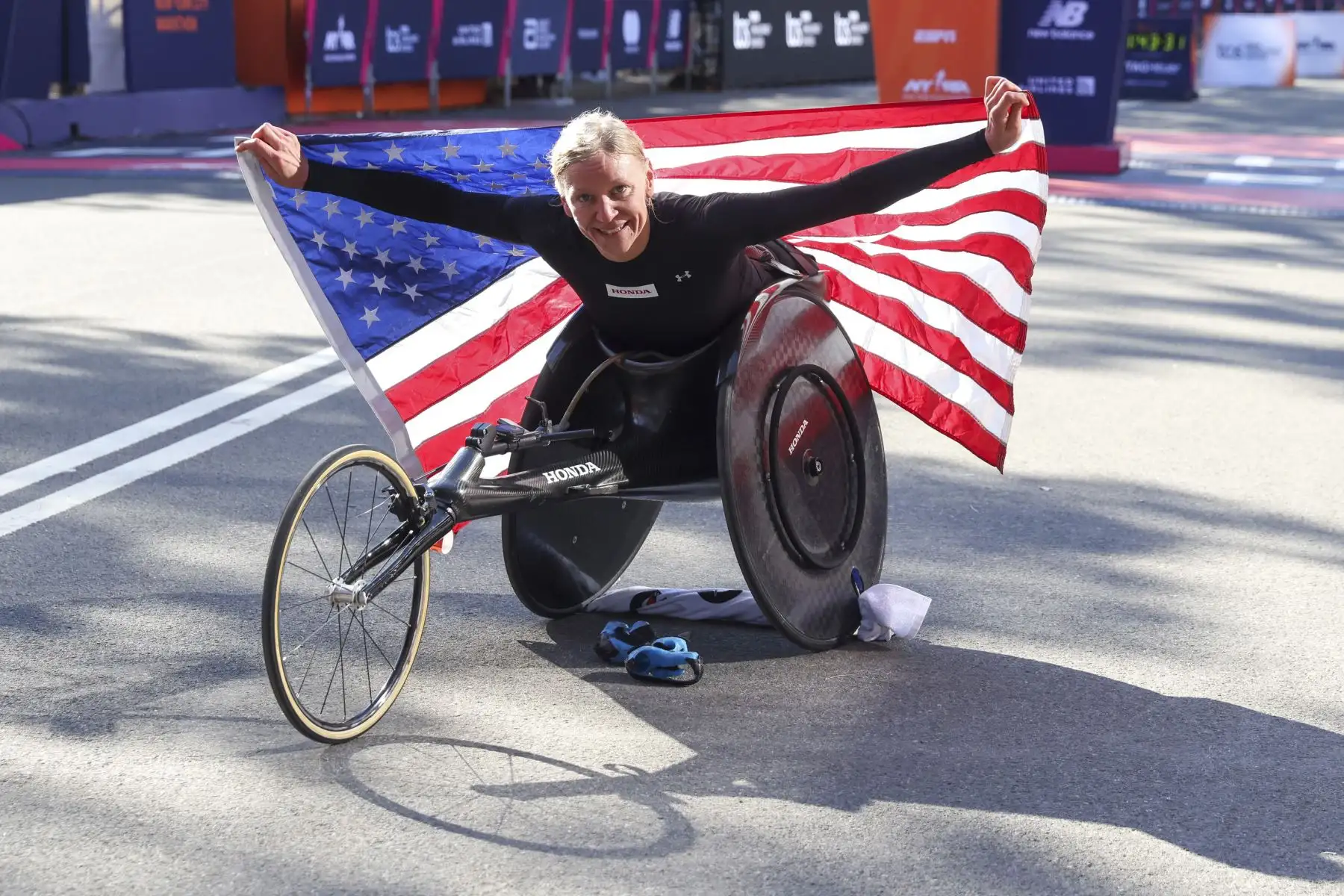 Susannah Scaroni, de Estados Unidos, posa para una foto tras ganar la categoría femenina profesional en silla de ruedas del Maratón de Nueva York TCS 2025, celebrado en Central Park, Nueva York.
Foto: ANDINA/EFE
