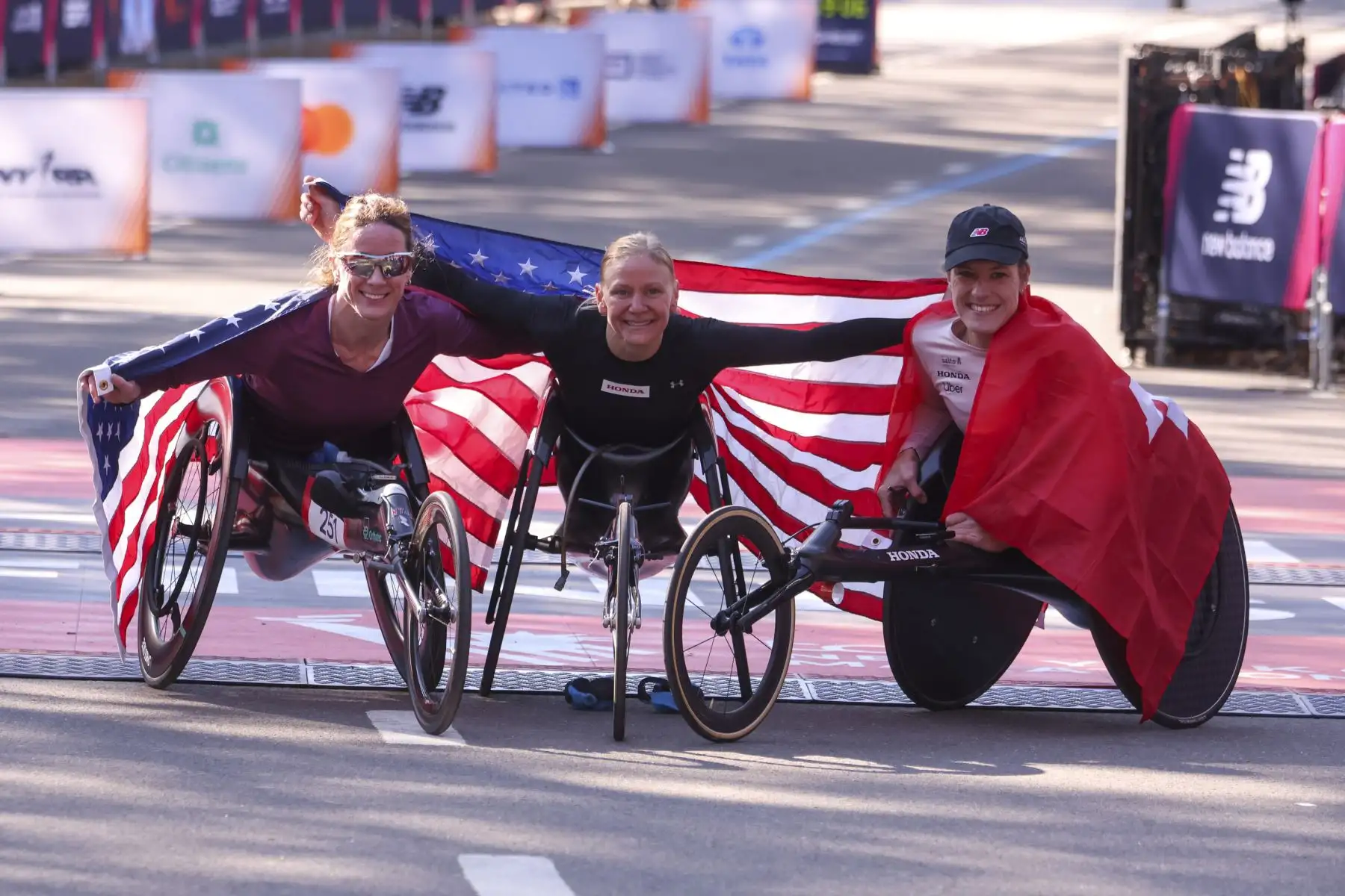Katyana McFadden y Susannah Scaroni, ambas de Estados Unidos, y Manuela Schar, de Suiza, posan para una foto tras quedar entre las tres primeras de la División Profesional Femenina en Silla de Ruedas del Maratón de la Ciudad de Nueva York TCS 2025 en Central Park, Nueva York. 
Foto: ANDINA/EFE