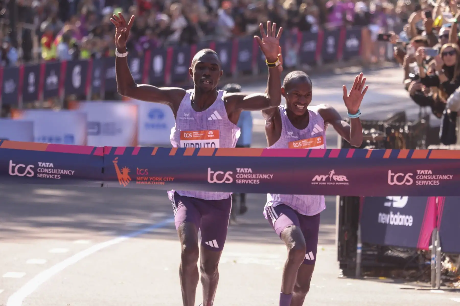 Alexander Mutiso  y Benson Kipruto , ambos de Kenia, cruzan la meta y obtienen el primer y segundo puesto, respectivamente, en la categoría Pro Masculina Abierta del Maratón TCS de Nueva York 2025, celebrado en Central Park, Nueva York. foto: ANDINA/EFE