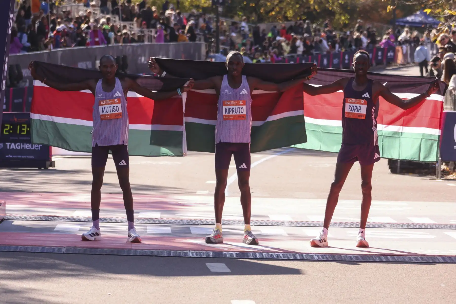 Alexander Mutiso, Benson Kipruto y Albert Korir, todos de Kenia, posan para una foto tras quedar entre los tres primeros en la categoría Pro Masculina Abierta del Maratón TCS de Nueva York 2025, celebrado en Central Park, Nueva York. Foto: ANDINA/EFE