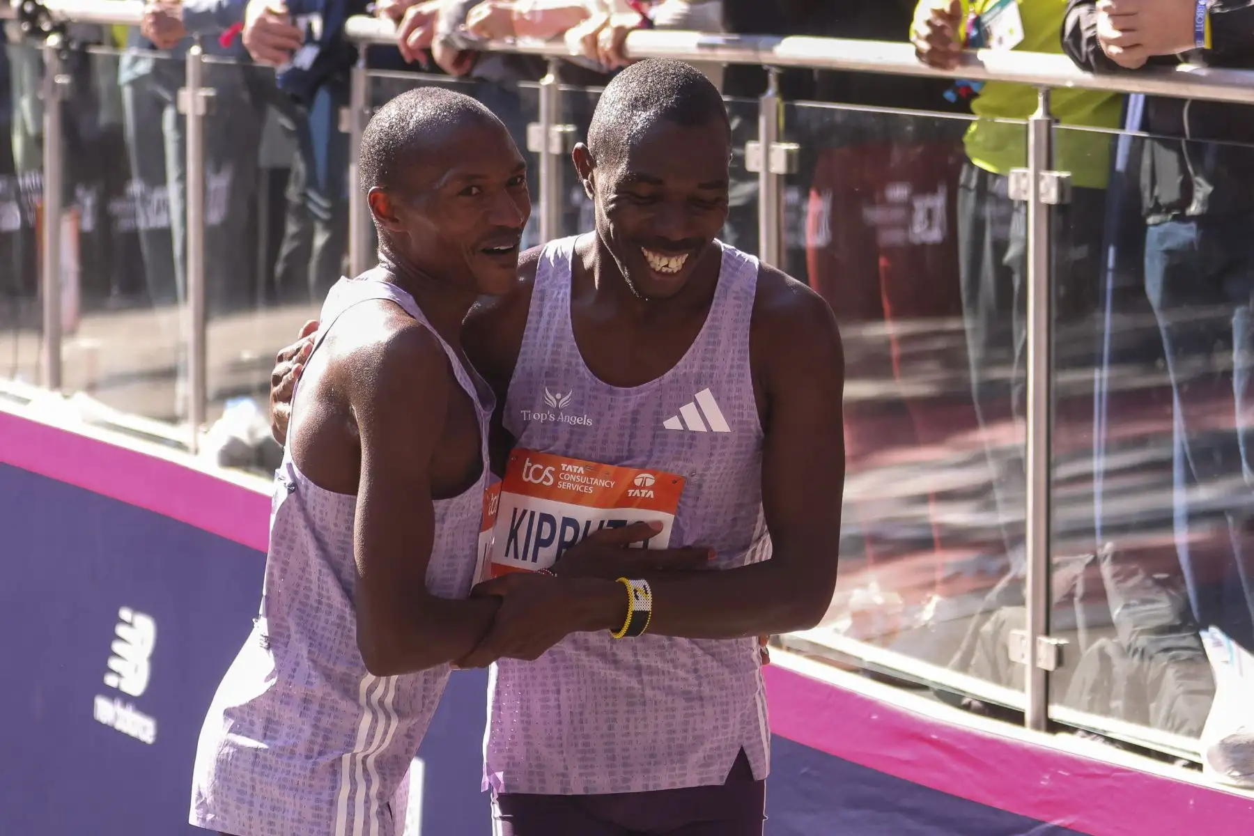 Alexander Mutiso y Benson Kipruto, ambos de Kenia, se abrazan tras cruzar la meta y obtener el primer y segundo puesto, respectivamente, en la categoría Pro Masculina Abierta del Maratón TCS de Nueva York 2025, celebrado en Central Park, Nueva York. Foto: ANDINA/EFE