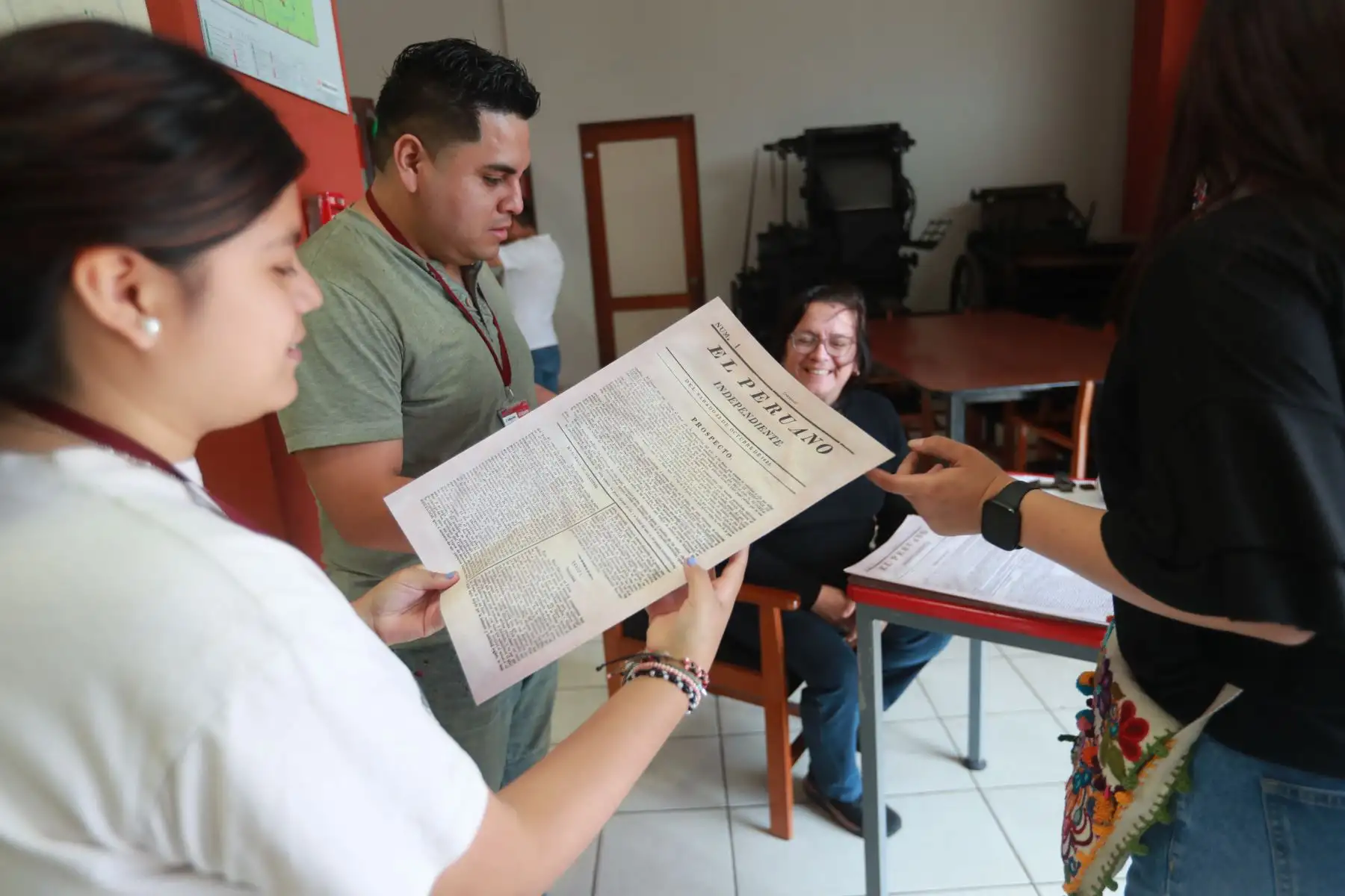 Visitantes a el museo Gráfico del Diario Oficial El Peruano. Foto: ANDINA / Lino Chipana Obregón