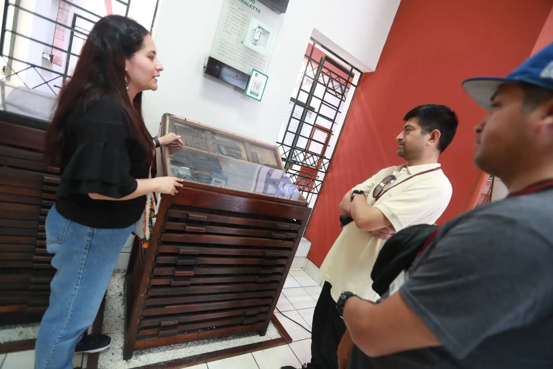 Visitantes a el museo Gráfico del Diario Oficial El Peruano. Foto: ANDINA / Lino Chipana Obregón