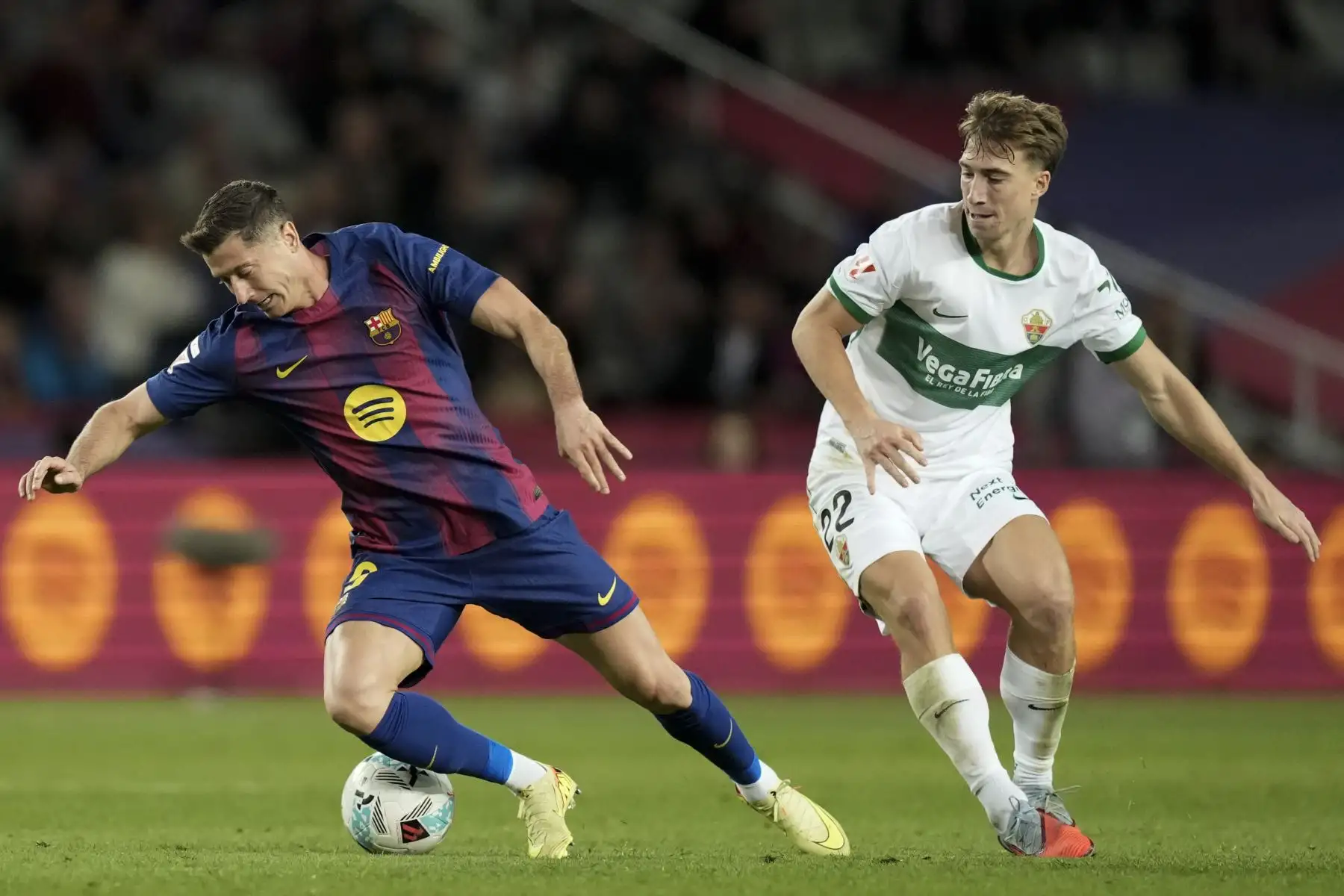 El defensa austriaco del Elche David Affengruber (d) presiona al delantero polaco del Barcelona Robert Lewandowski durante el partido de LaLiga entre el FC Barcelona y el Elche CF, este domingo en el estadio Olímpico Lluis Companys. EFE/ Enric Fontcuberta