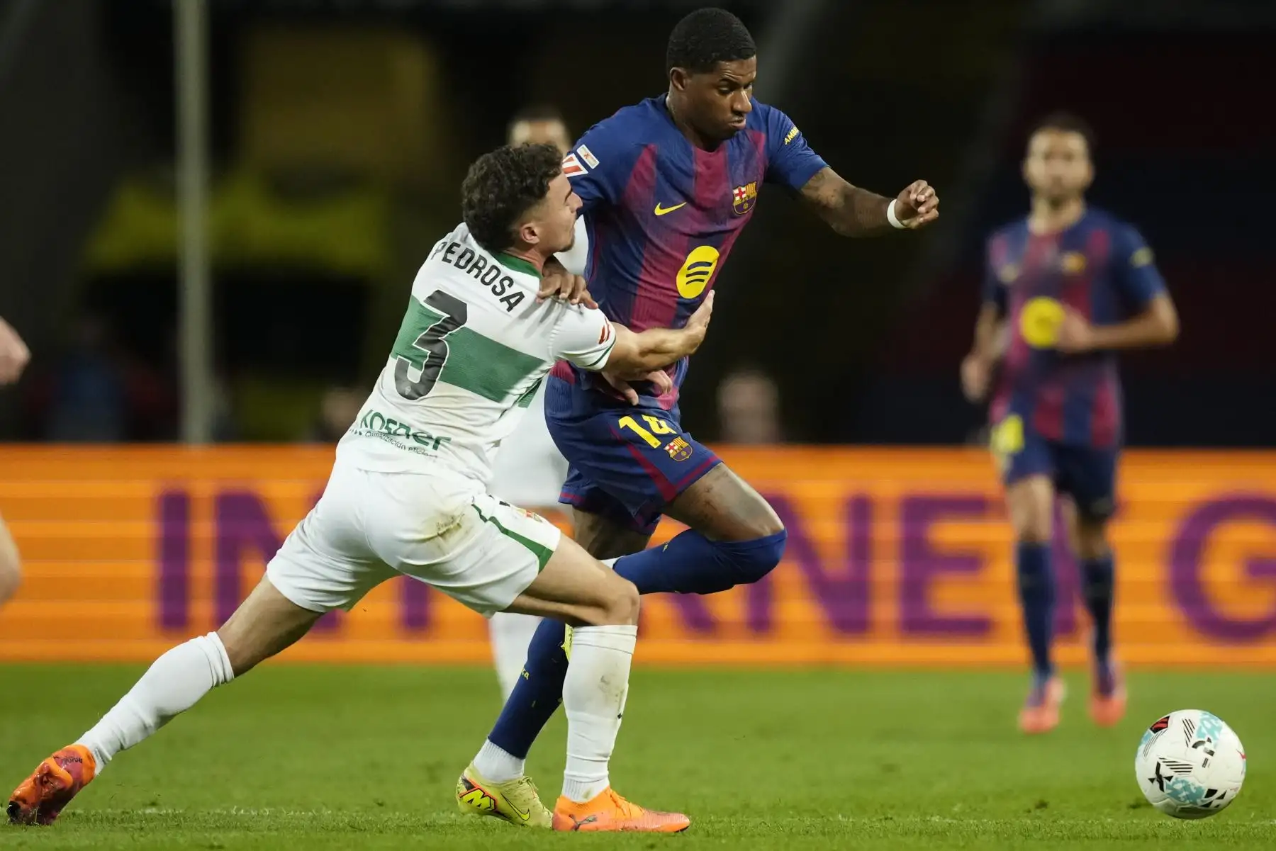 El delantero inglés del Barcelona Marcus Rashford (d) pelea un balón con Adriá Pedrosa, del Elche, durante el partido de LaLiga entre el FC Barcelona y el Elche CF, este domingo en el estadio Olímpico Lluis Companys. EFE/ Enric Fontcuberta
