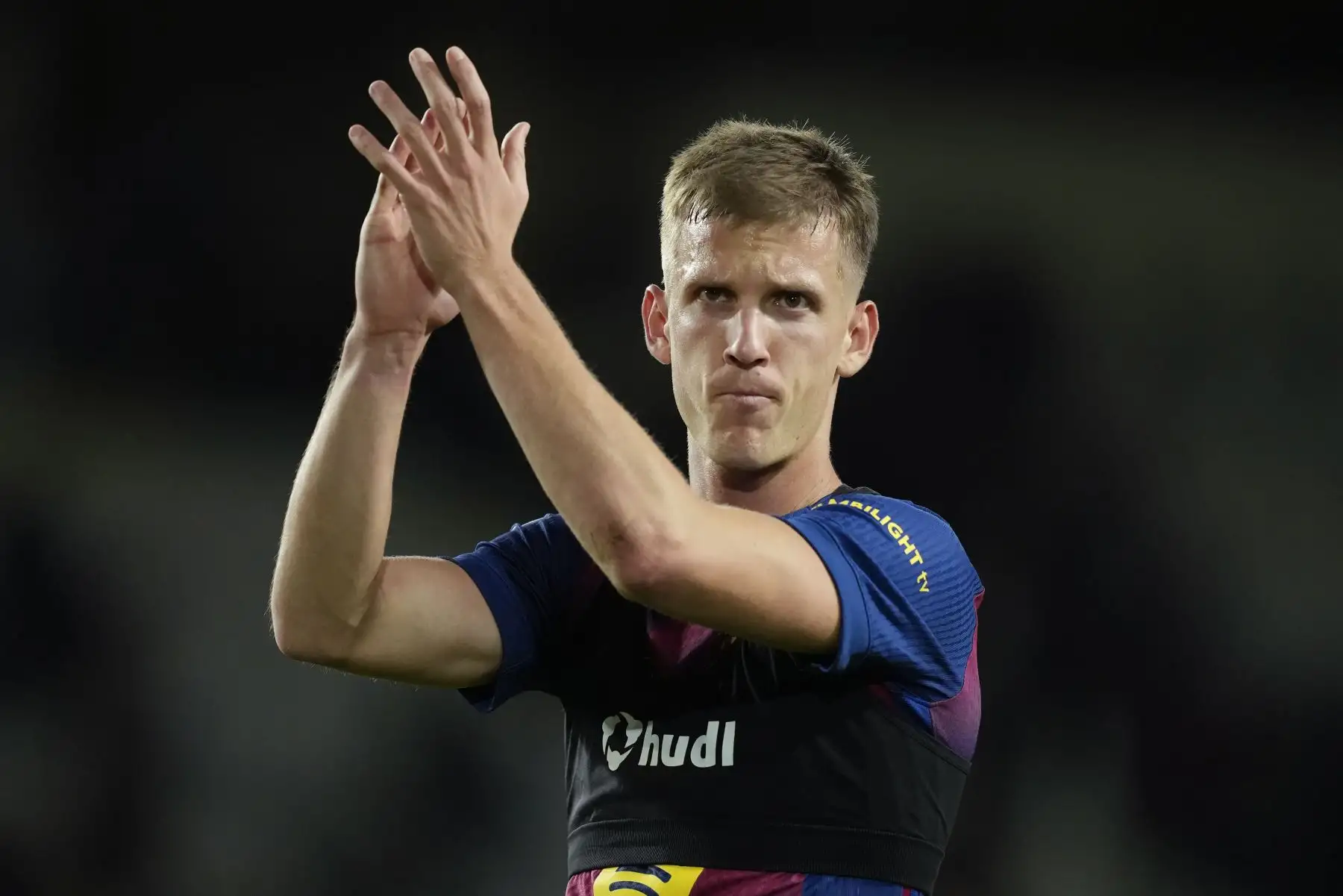 El centrocampista del Barcelona Dani Olmo al finalizar el partido de LaLiga entre el FC Barcelona y el Elche CF, este domingo en el estadio Olímpico Lluis Companys. EFE/Enric Fontcuberta
