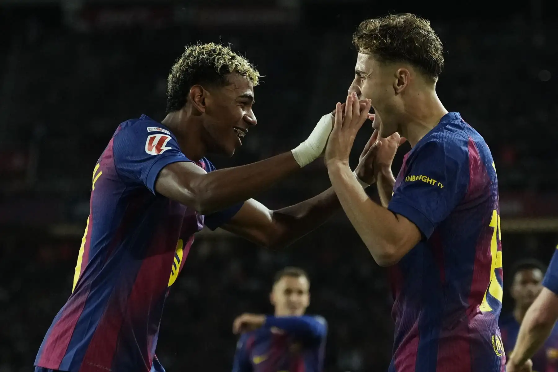 El delantero del Barcelona Lamine Yamal (i) celebra con Fermín su gol, primero del equipo ante el Elche, durante el partido de LaLiga entre el FC Barcelona y el Elche CF, este domingo en el estadio Olímpico Lluis Companys. EFE/Enric Fontcuberta