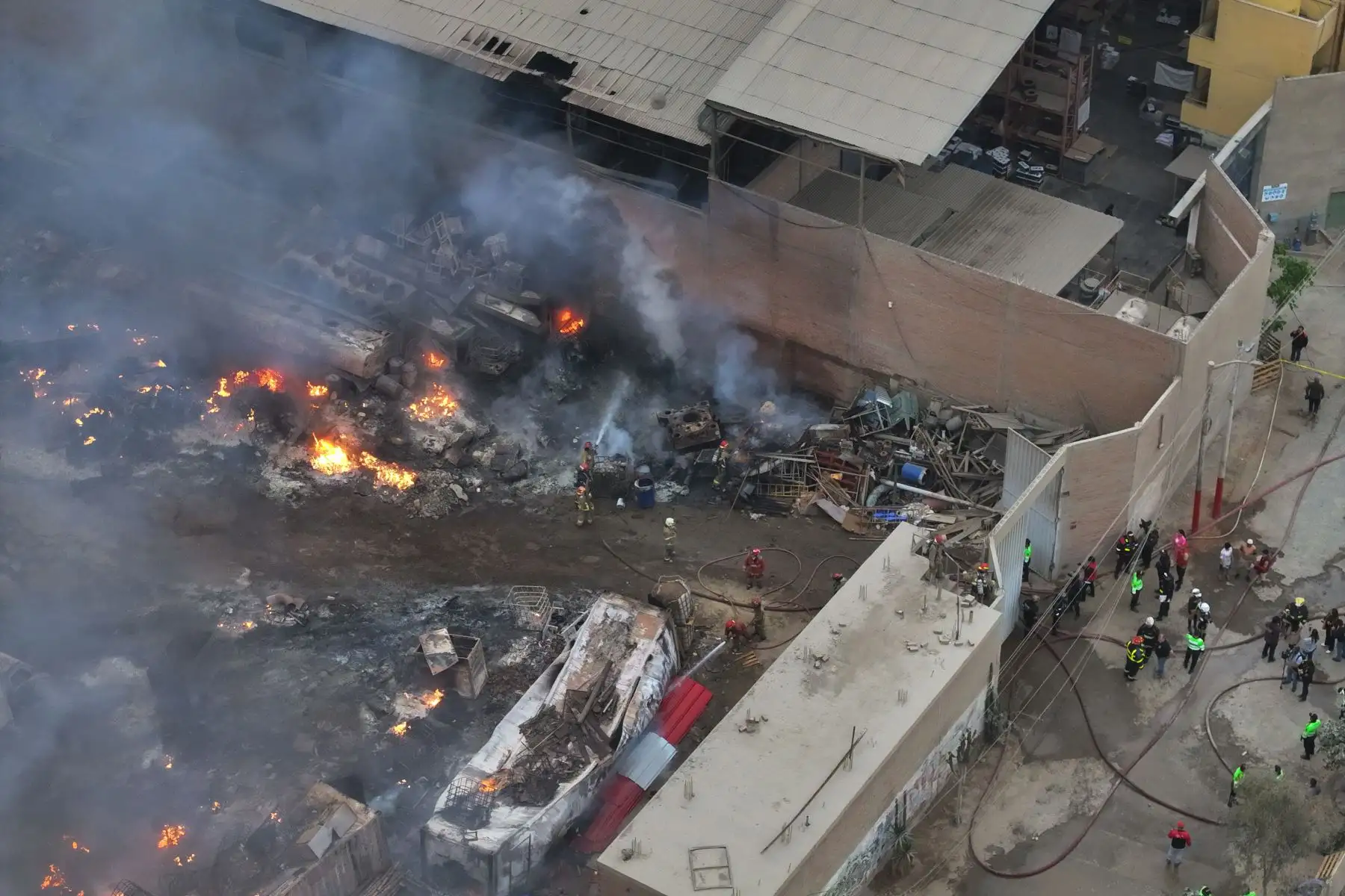 Se registró un incendio de regulares proporciones en un almacén en la zona industrial de Puente Piedra, en la urbanización Ensenada, a la altura del kilómetro 39 de la Panamericana Norte, el cual está siendo controlado por los Bomberos Voluntarios del Perú. Foto: ANDINA/Daniel Bracamonte. 
Foto: ANDINA/Daniel Bracamonte