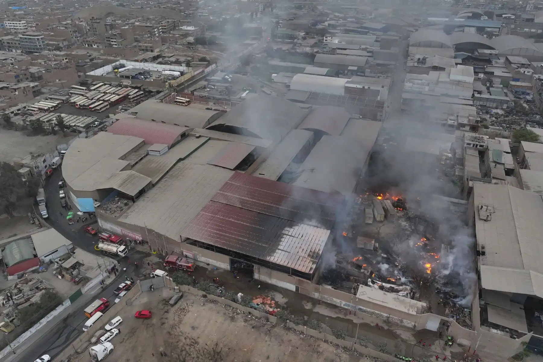 Se registró un incendio de regulares proporciones en un almacén en la zona industrial de Puente Piedra, en la urbanización Ensenada, a la altura del kilómetro 39 de la Panamericana Norte, el cual está siendo controlado por los Bomberos Voluntarios del Perú. Foto: ANDINA/Daniel Bracamonte. 
Foto: ANDINA/Daniel Bracamonte