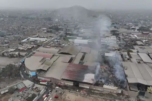 Fue necesaria la presencia de al menos 13 unidades y unos 50 bomberos para apagar el fuego. Fotos: ANDINA/Daniel Bracamonte
