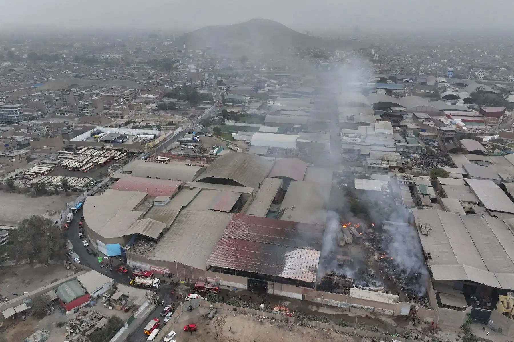 Se registró un incendio de regulares proporciones en un almacén en la zona industrial de Puente Piedra, en la urbanización Ensenada, a la altura del kilómetro 39 de la Panamericana Norte, el cual está siendo controlado por los Bomberos Voluntarios del Perú. Foto: ANDINA/Daniel Bracamonte. 
Foto: ANDINA/Daniel Bracamonte