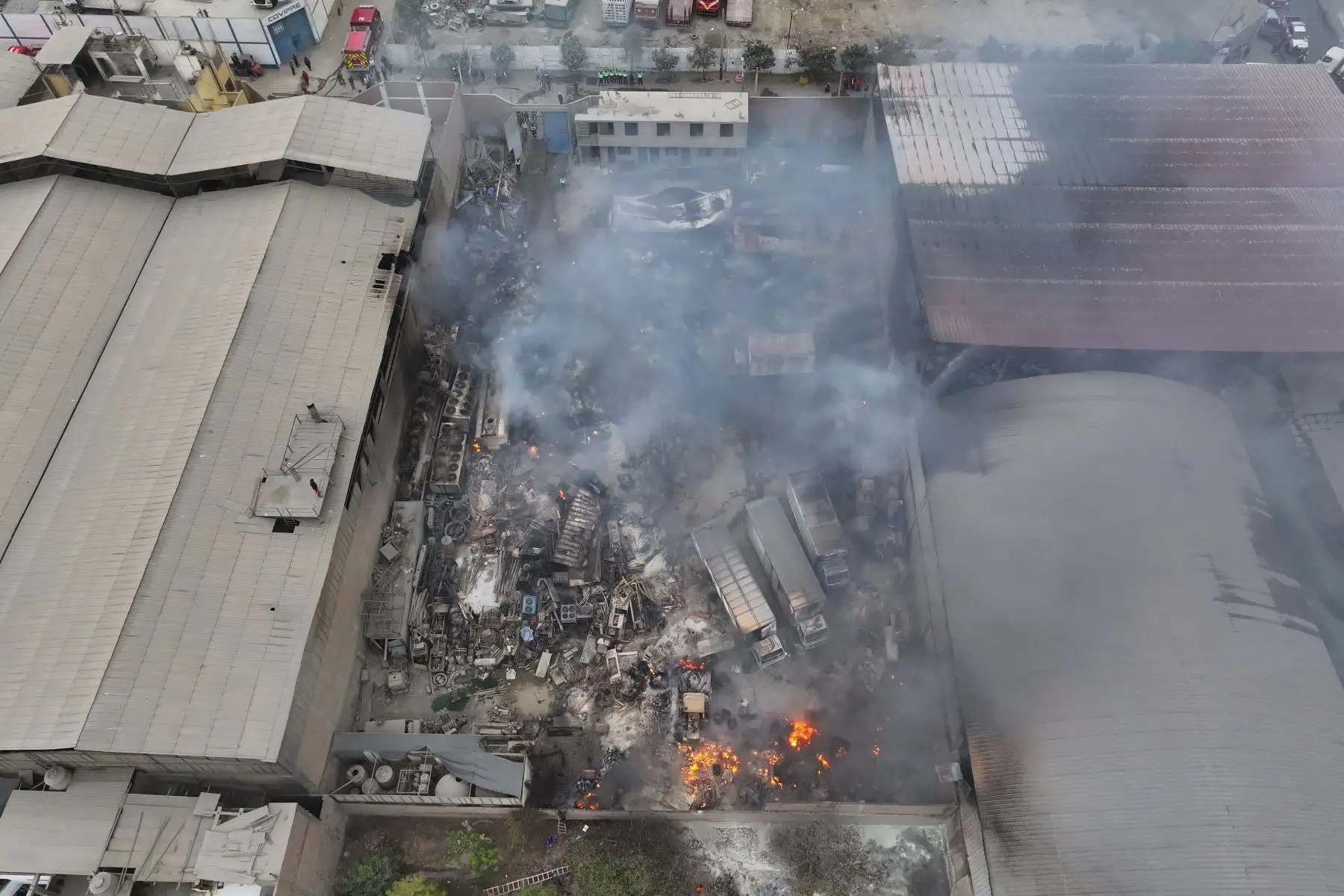 Se registró un incendio de regulares proporciones en un almacén en la zona industrial de Puente Piedra, en la urbanización Ensenada, a la altura del kilómetro 39 de la Panamericana Norte, el cual está siendo controlado por los Bomberos Voluntarios del Perú. Foto: ANDINA/Daniel Bracamonte. 
Foto: ANDINA/Daniel Bracamonte