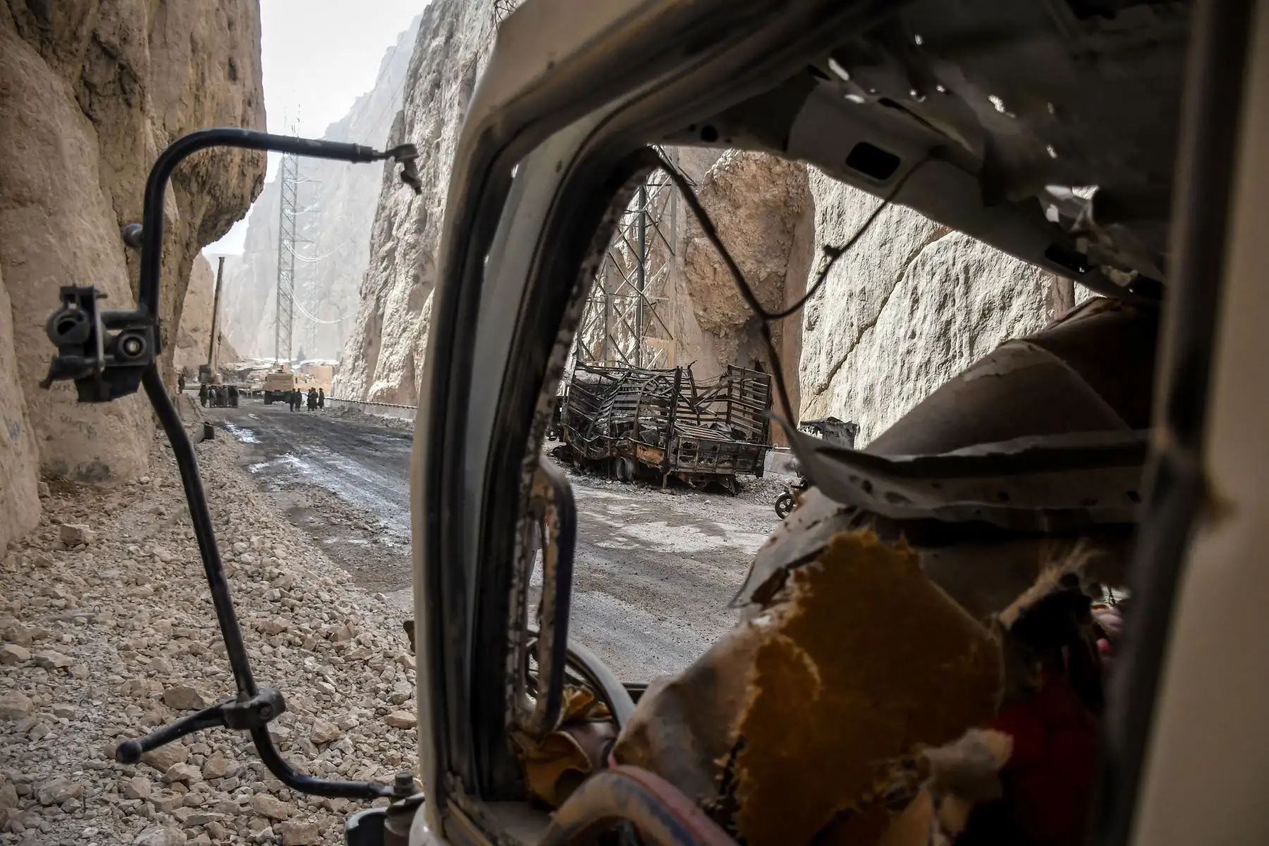 Los restos calcinados de un camión se ven en una carretera, tras el terremoto que sacudió Tang-e Tashkurgan, en el distrito de Khulm, provincia de Samangan, el 3 de noviembre de 2025. Un fuerte terremoto causó la muerte de al menos 20 personas en el norte de Afganistán. Foto: ANDINA/ AFP