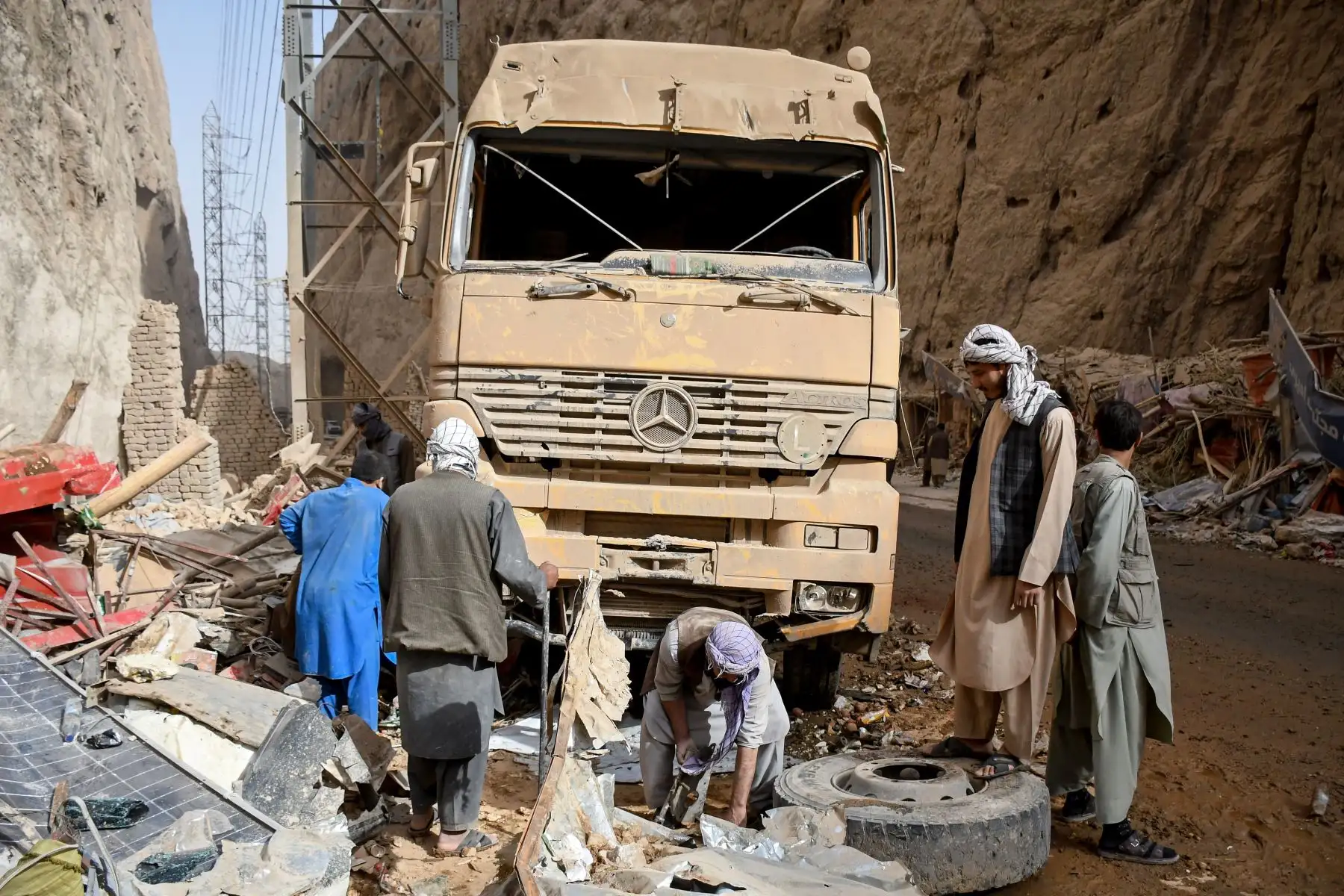 Hombres afganos revisan un camión dañado en una carretera, tras el terremoto que sacudió Tang-e Tashkurgan, en el distrito de Khulm, provincia de Samangan, el 3 de noviembre de 2025. Un fuerte terremoto dejó al menos 20 muertos en el norte de Afganistán. Foto: ANDINA/AFP