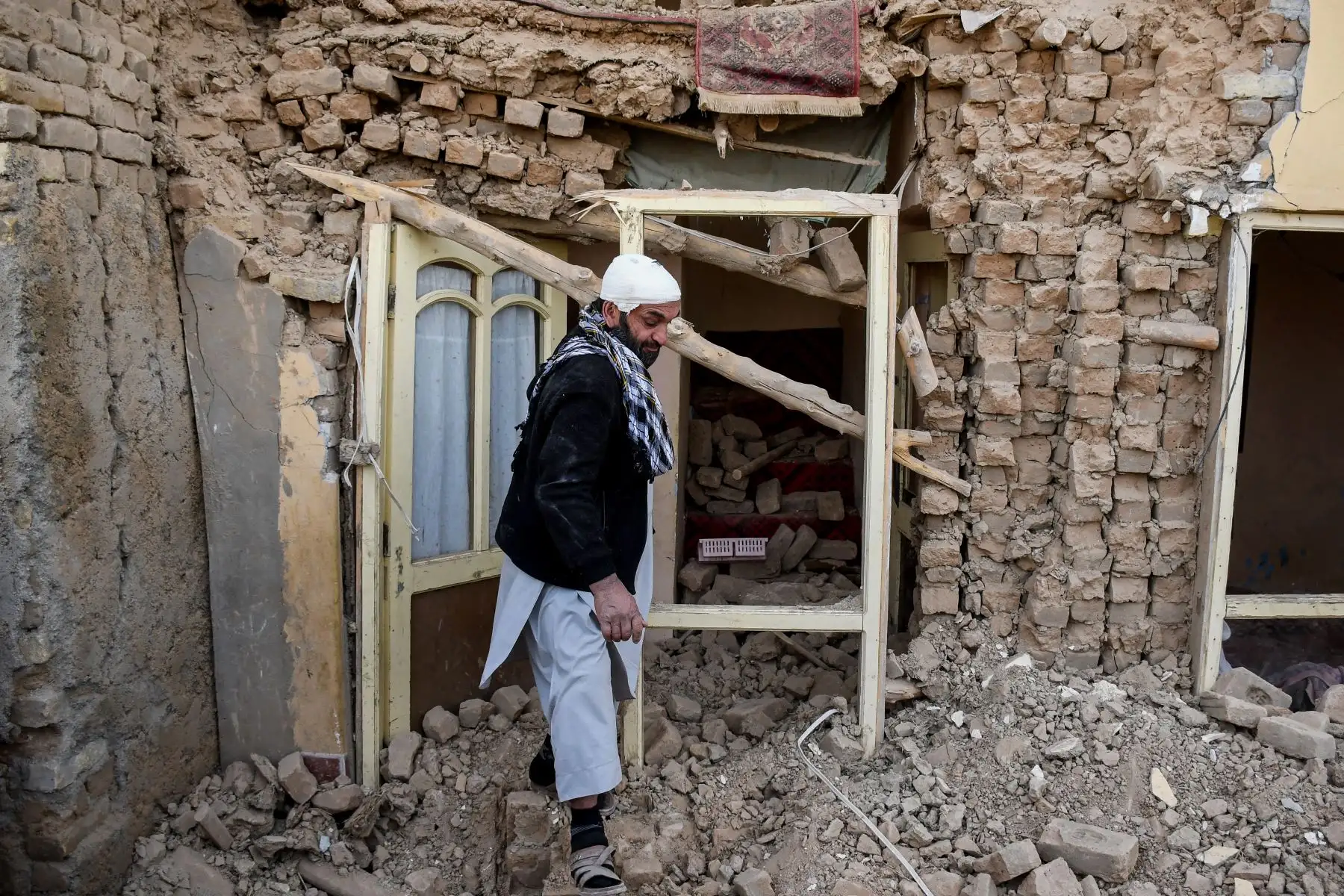 Un superviviente del terremoto afgano observa los restos de una casa dañada en una aldea de Tashqurghan, en el distrito de Khulm, provincia de Samangan, el 3 de noviembre de 2025. Un fuerte terremoto de magnitud 6,3 que sacudió el norte de Afganistán durante la noche causó la muerte de al menos 20 personas. Foto: ANDINA/AFP