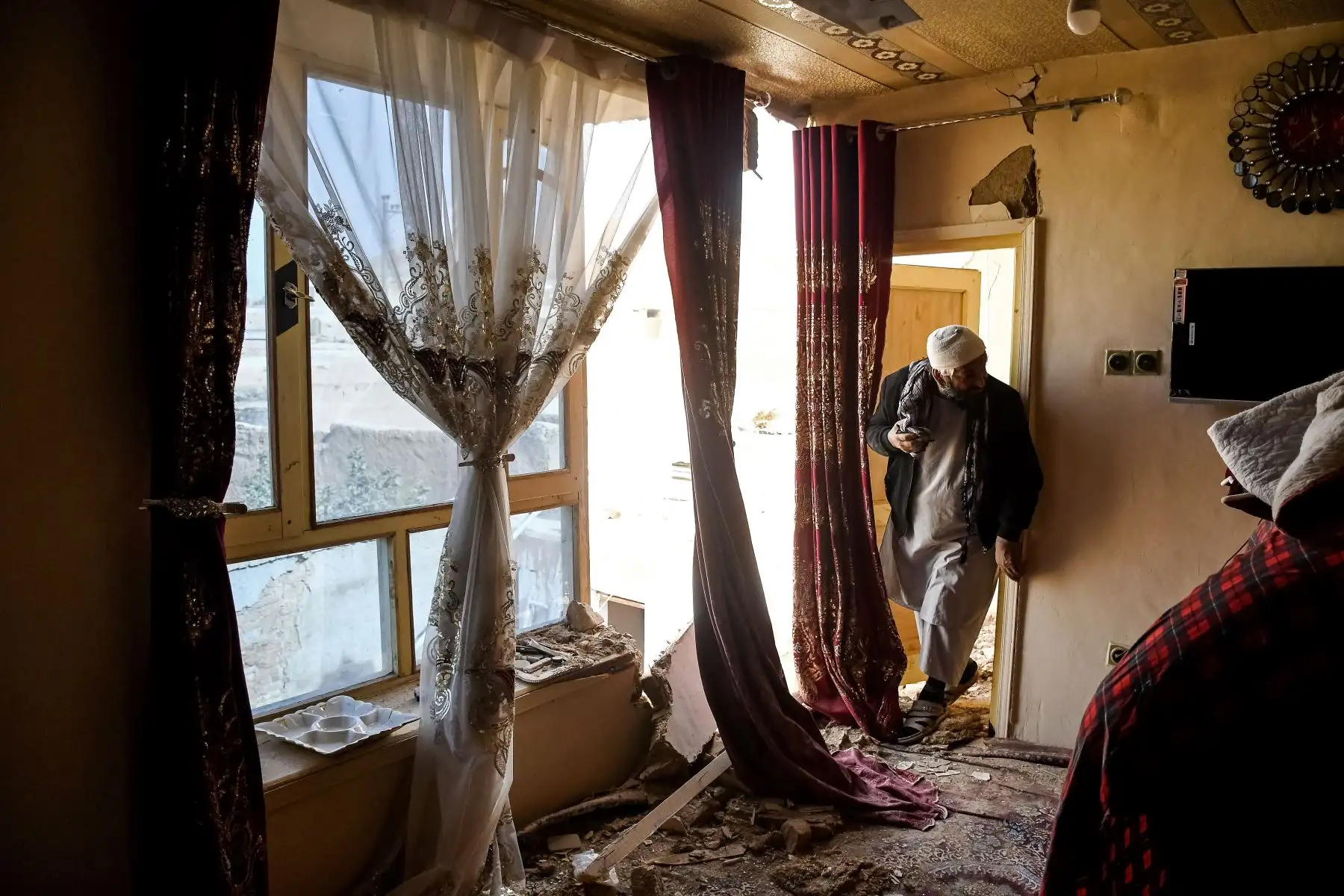Un superviviente del terremoto afgano observa los restos de una casa dañada en una aldea de Tashqurghan, en el distrito de Khulm, provincia de Samangan, el 3 de noviembre de 2025. Un fuerte terremoto de magnitud 6,3 que sacudió el norte de Afganistán durante la noche causó la muerte de al menos 20 personas. 
Foto: ANDINA/AFP