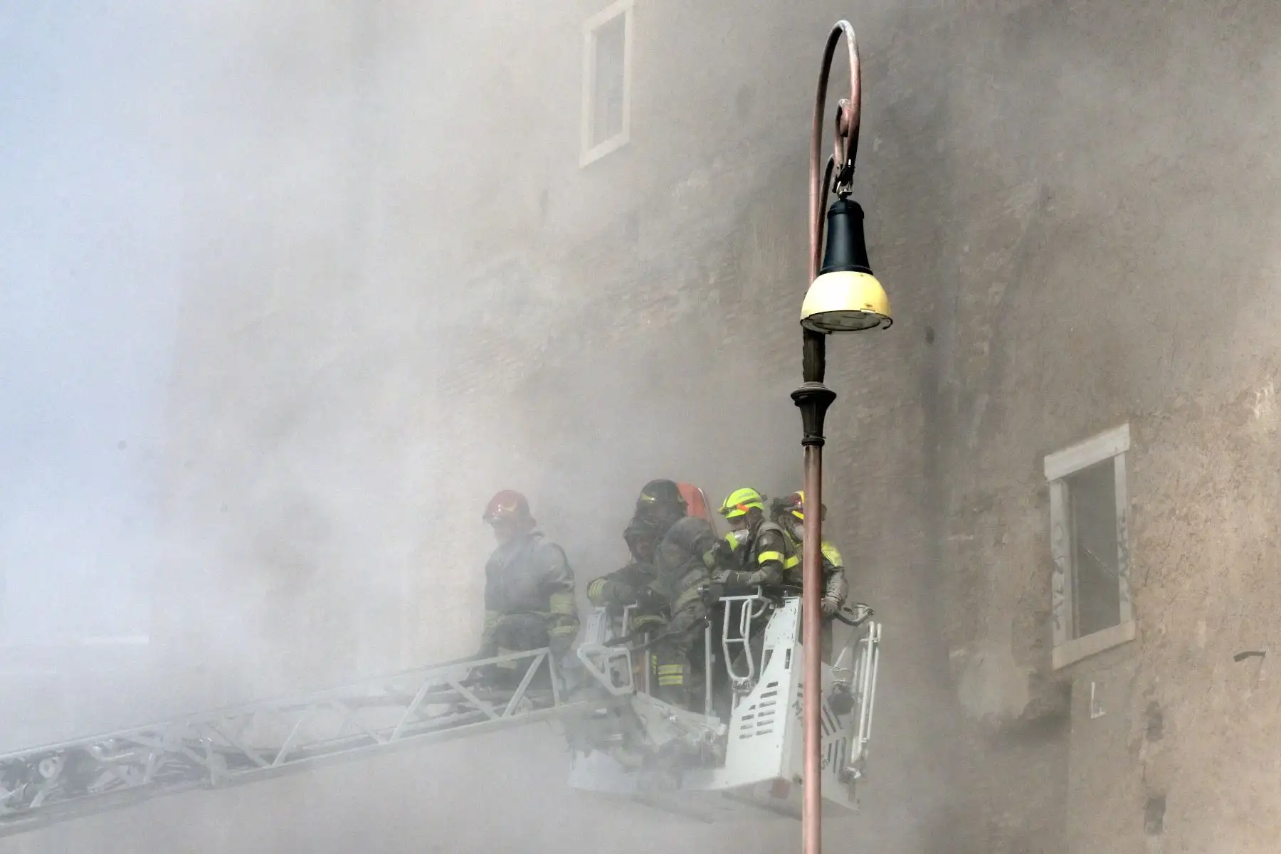 El polvo se levanta debido a un segundo derrumbe de parte de la torre medieval "Torre dei Conti" mientras los bomberos trabajaban en el lugar cerca del Foro Romano en el centro histórico de Roma el 3 de noviembre de 2025. Foto: AFP
