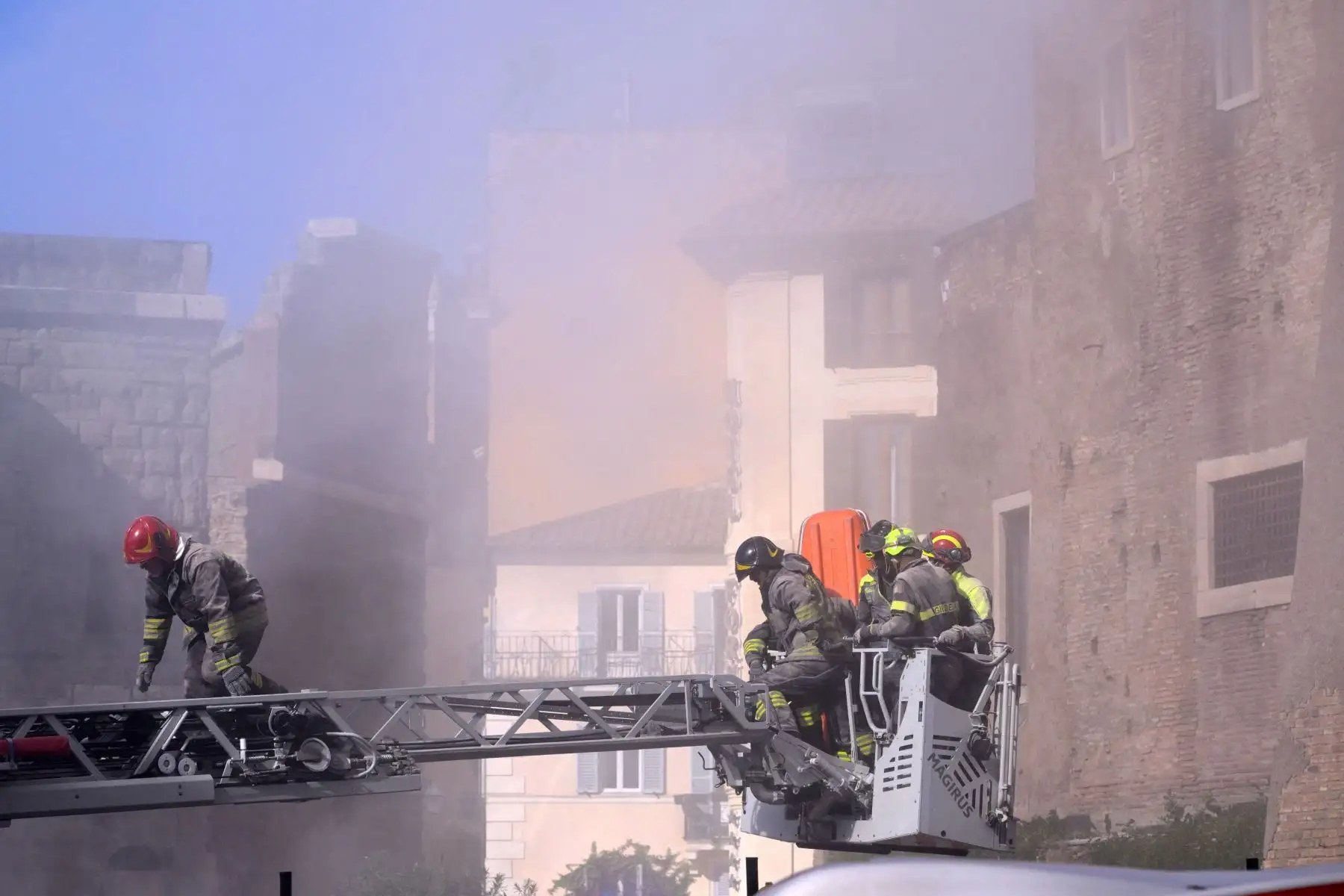 Los bomberos trabajan en el lugar después de que parte de la torre medieval "Torre dei Conti" se derrumbara cerca del Foro en el centro histórico de Roma el 3 de noviembre de 2025. Foto: AFP
