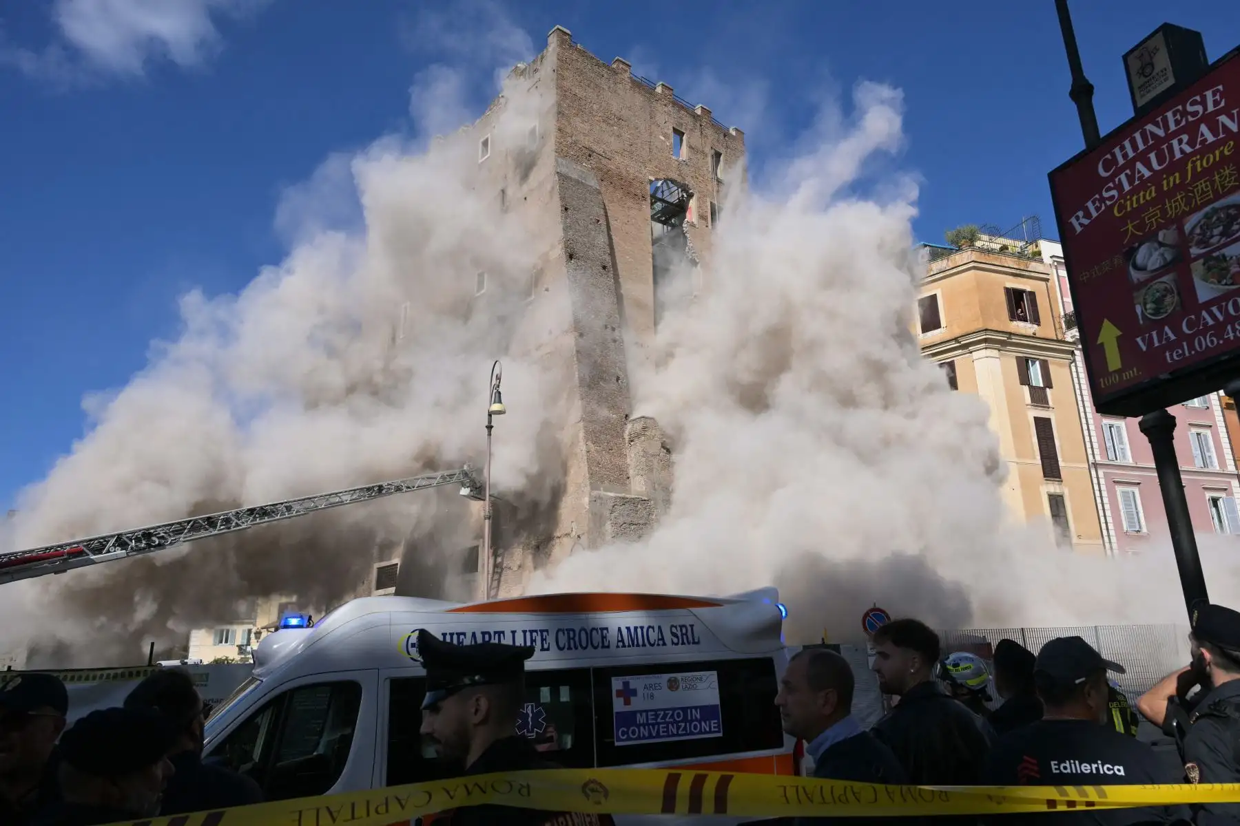 El polvo se levanta debido a un segundo derrumbe de parte de la torre medieval "Torre dei Conti" cerca del Foro Romano en el centro histórico de Roma el 3 de noviembre de 2025. Foto: AFP