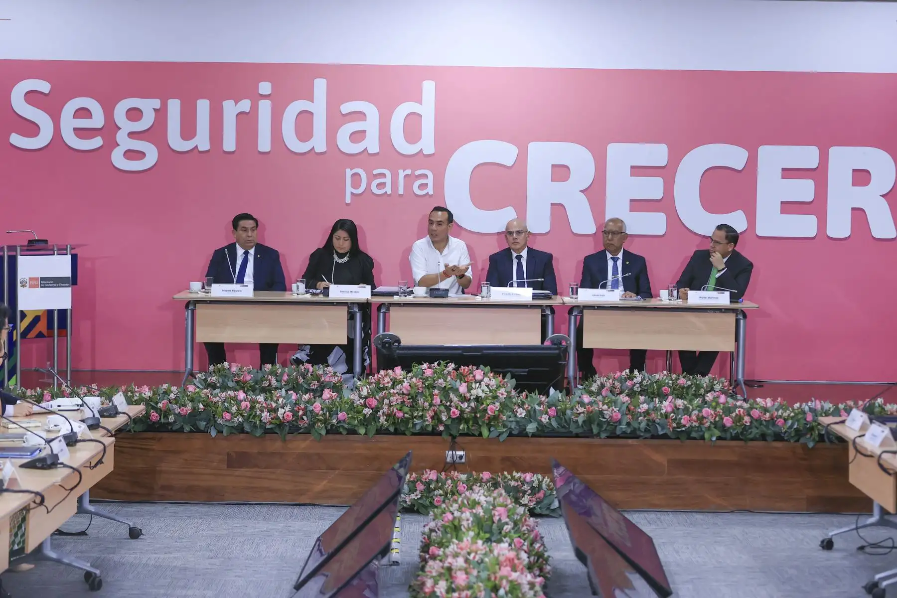 El presidente José Jerí Oré lideró una reunión con los titulares de la PCM, MEF y representantes de los gremios empresariales. Foto: ANDINA/Jhonel Rodríguez Robles