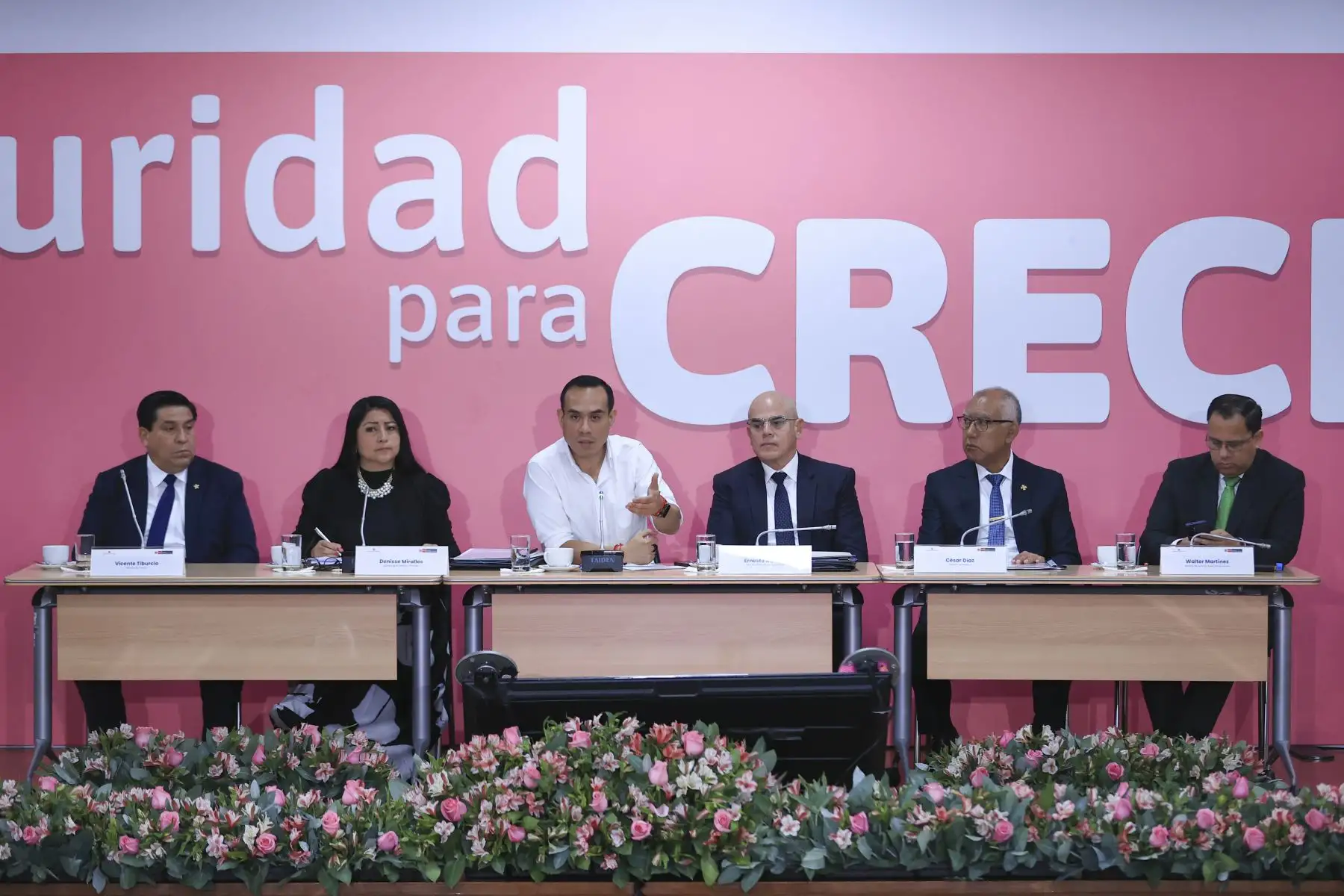 El presidente José Jerí Oré lideró una reunión con los titulares de la PCM, MEF y representantes de los gremios empresariales. Foto: ANDINA/Jhonel Rodríguez Robles